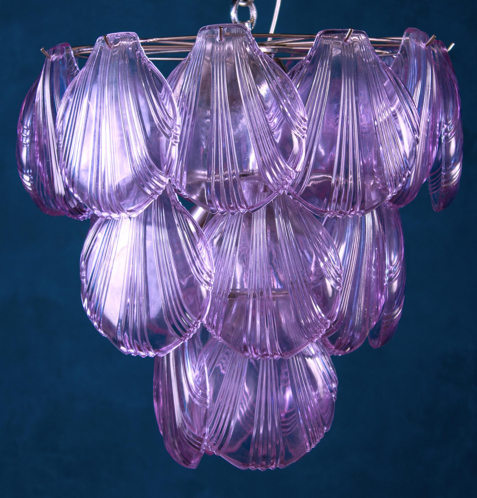 Mid-Century moderno Coppia di lampadari in vetro di Murano con conchiglia rosa, anni 2000 circa in vendita