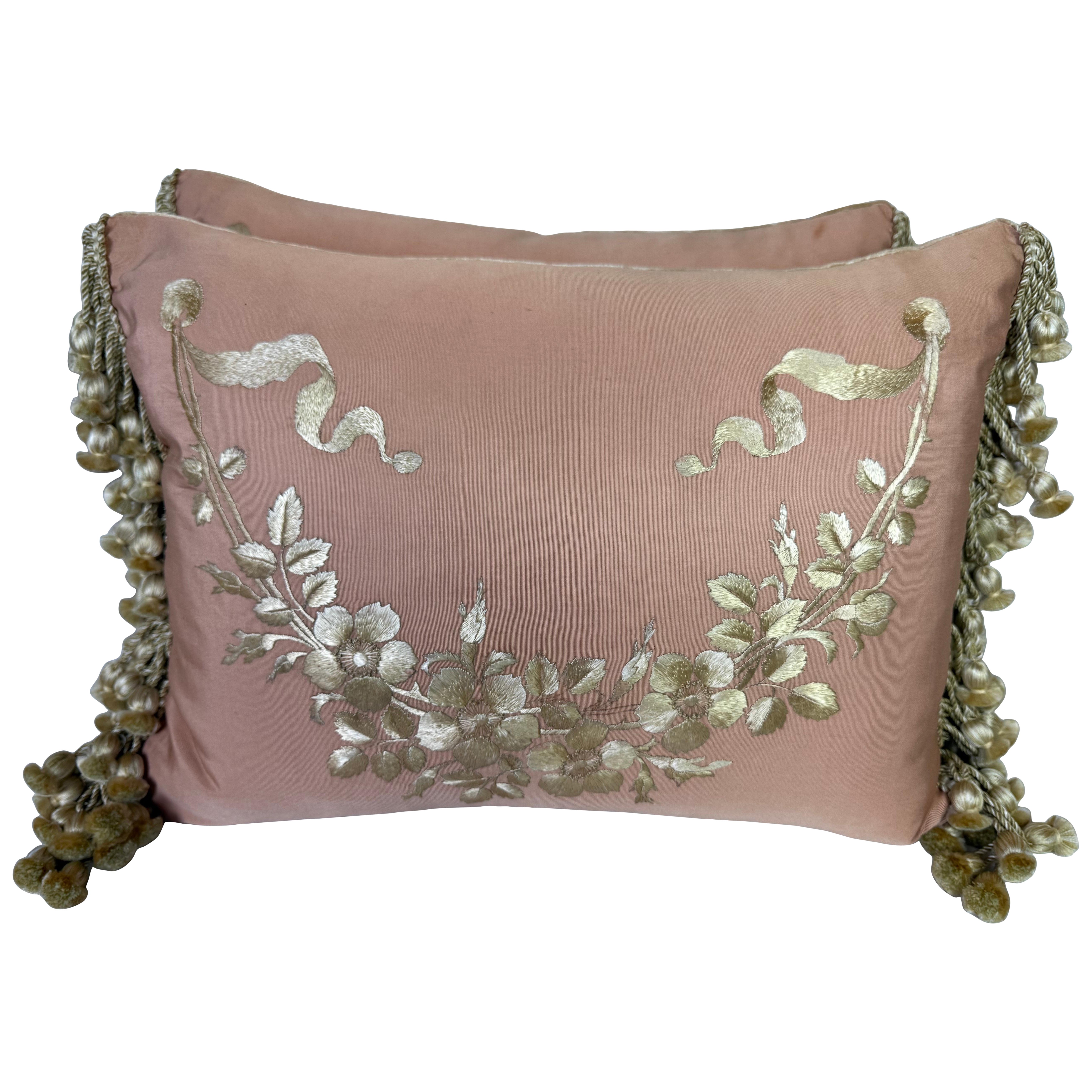 Paire de coussins brodés en soie rose avec frange à pompons