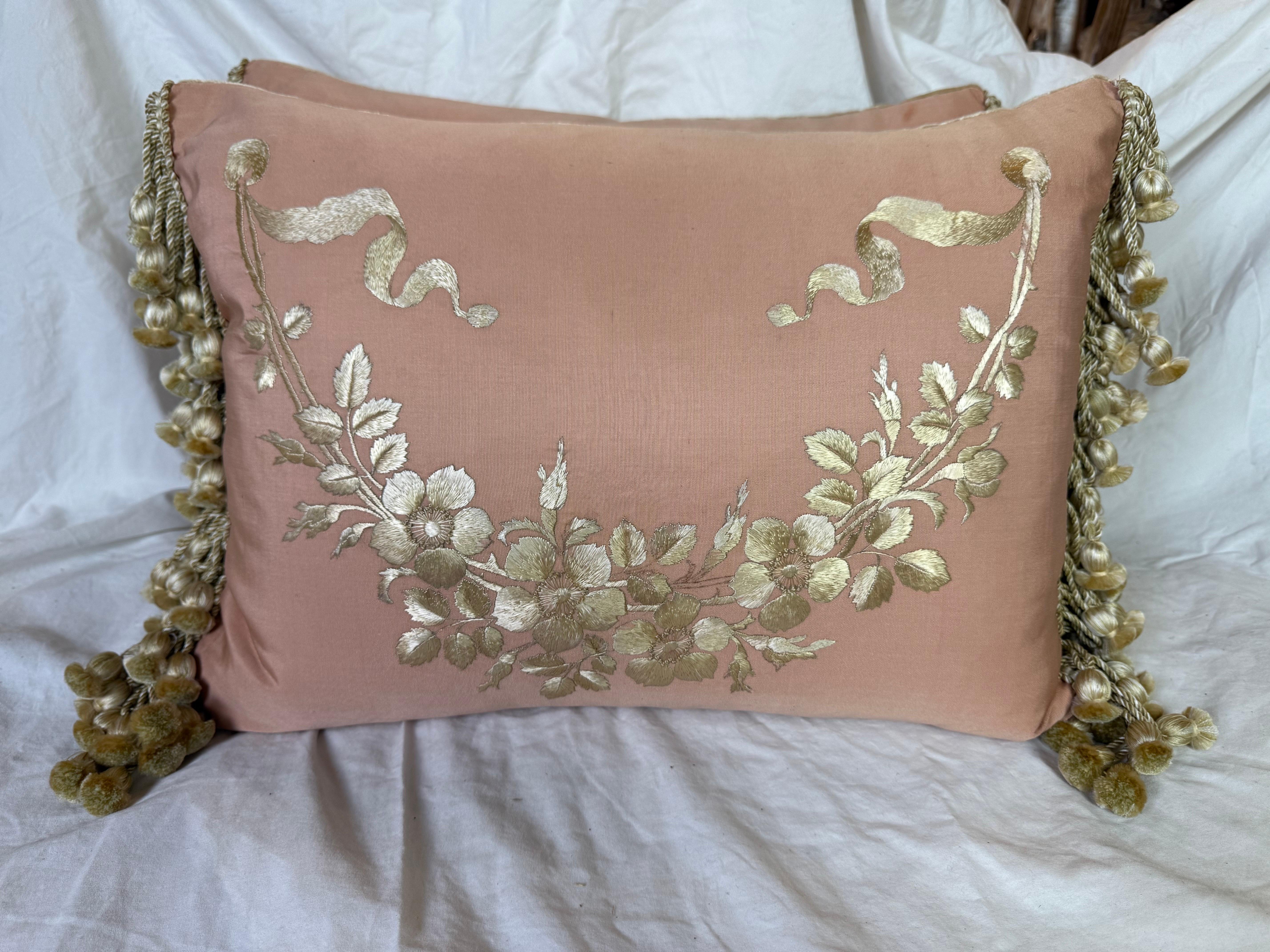 Questi cuscini in seta ricamata emanano un'eleganza e una raffinatezza senza tempo. La parte anteriore presenta un tessuto di seta rosa polveroso ornato da un intricato ricamo color crema, con un grazioso motivo a ghirlanda floreale con foglie e