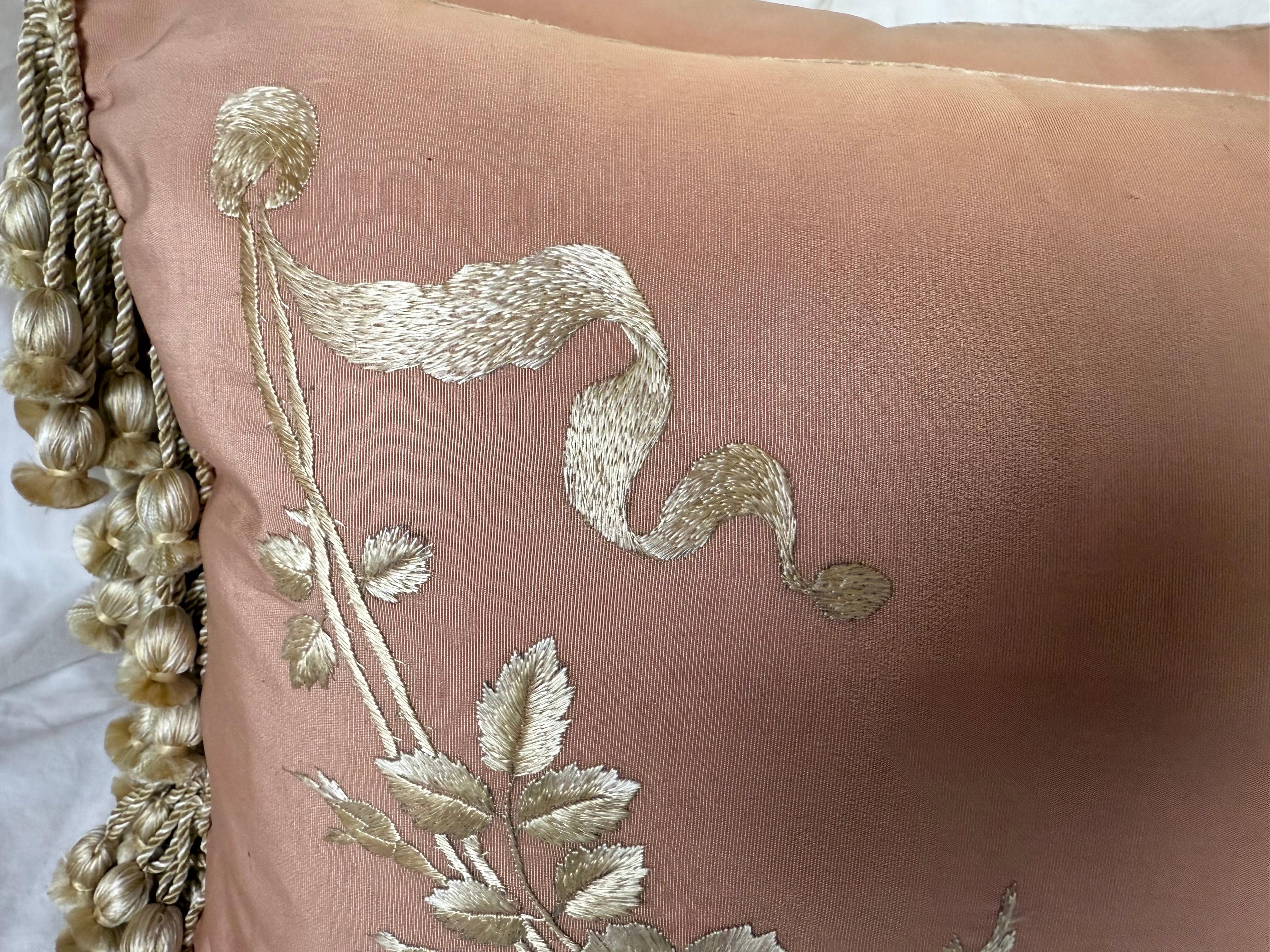 XXI secolo e contemporaneo Coppia di cuscini ricamati in seta rosa con frange di nappe in vendita