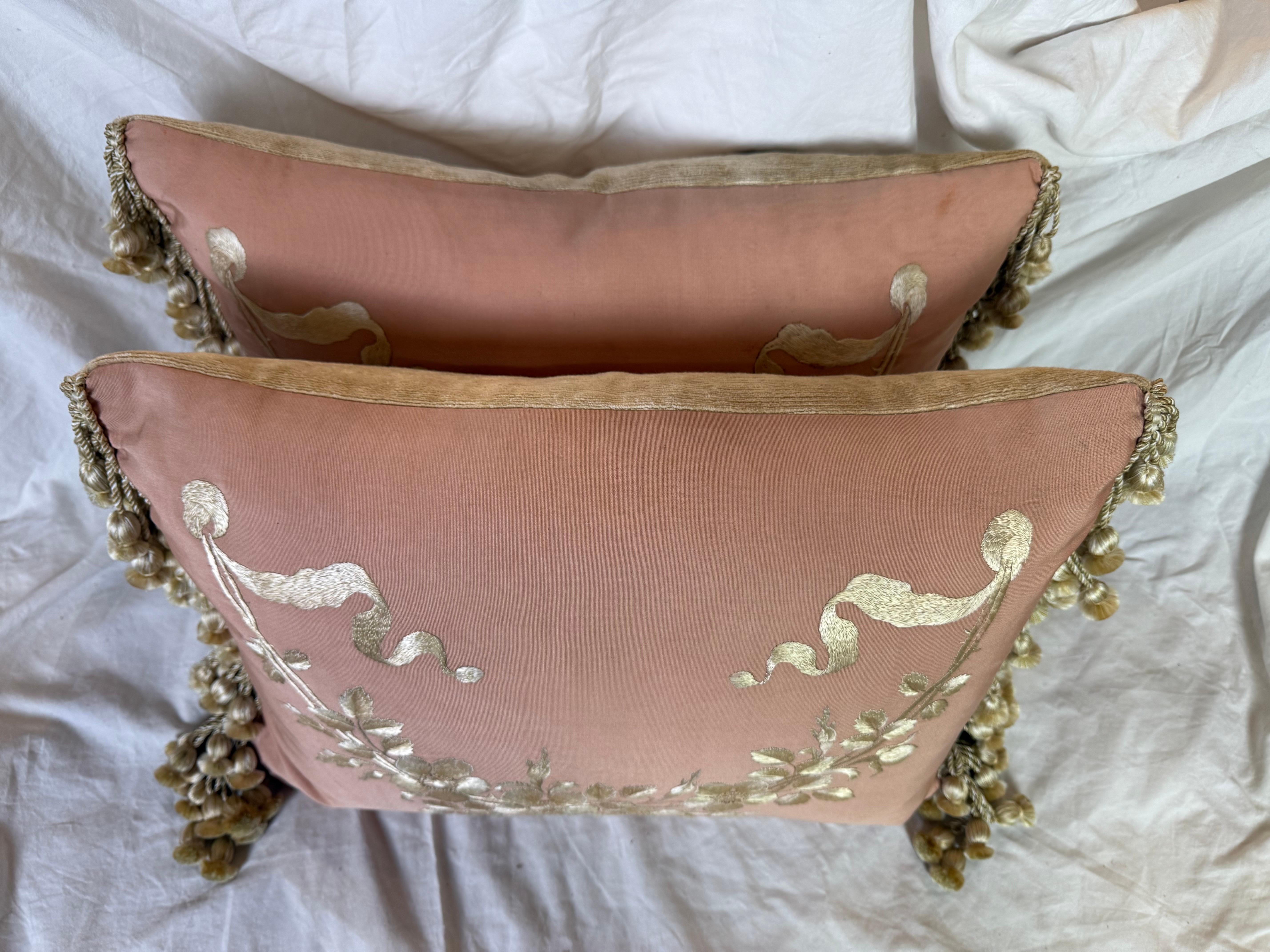 Coppia di cuscini ricamati in seta rosa con frange di nappe in vendita 1