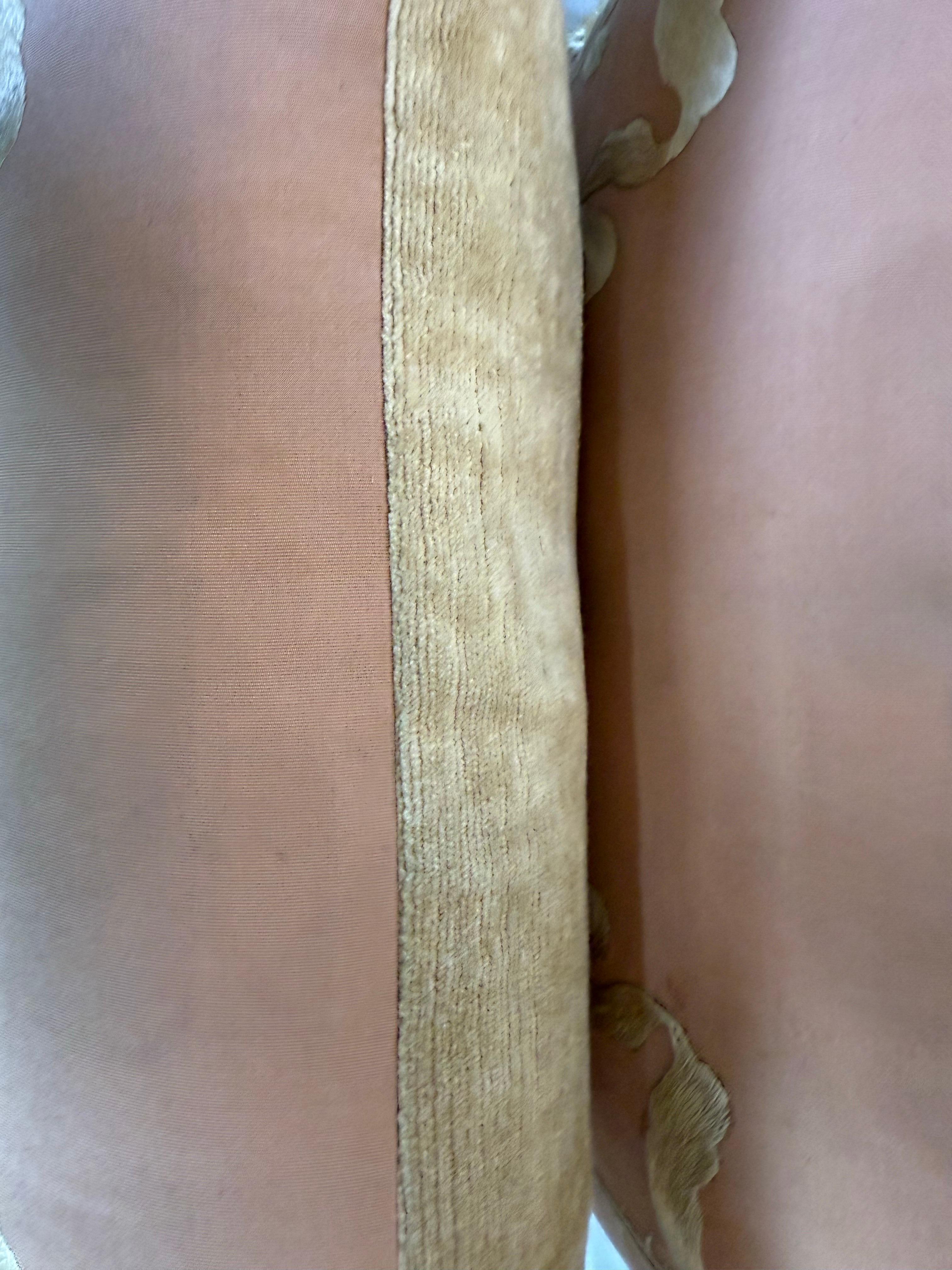 Coppia di cuscini ricamati in seta rosa con frange di nappe in vendita 4