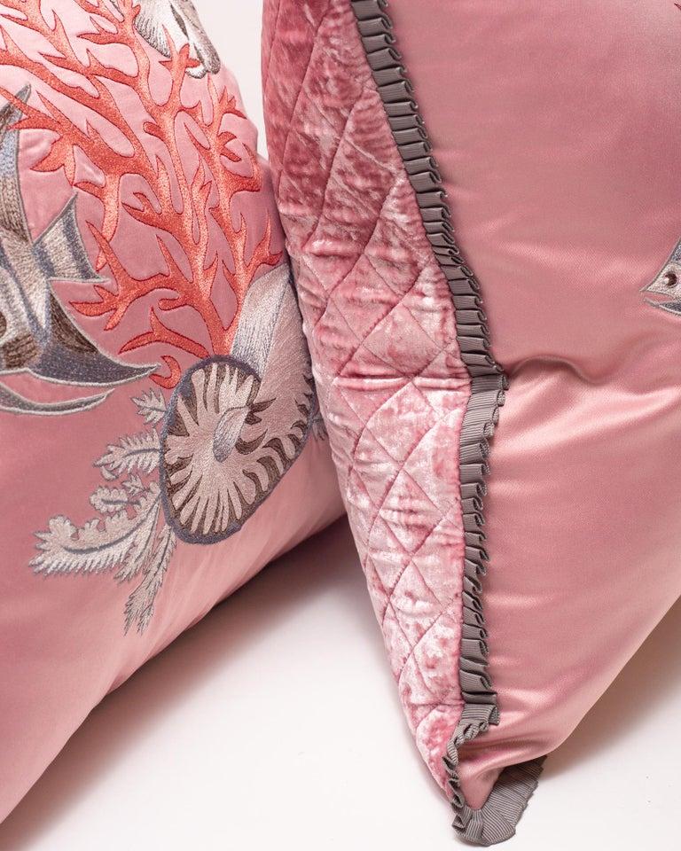 Ricamato Coppia di cuscini in raso di seta rosa con vita marina ricamata e retro in velluto in vendita