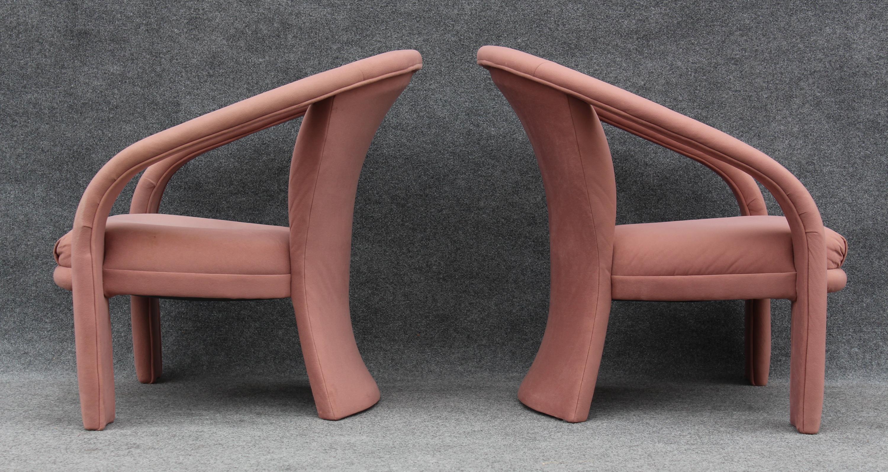 Paire de fauteuils ou fauteuils de salon en daim rose à rubans sculptés de Marge Carson en vente 3