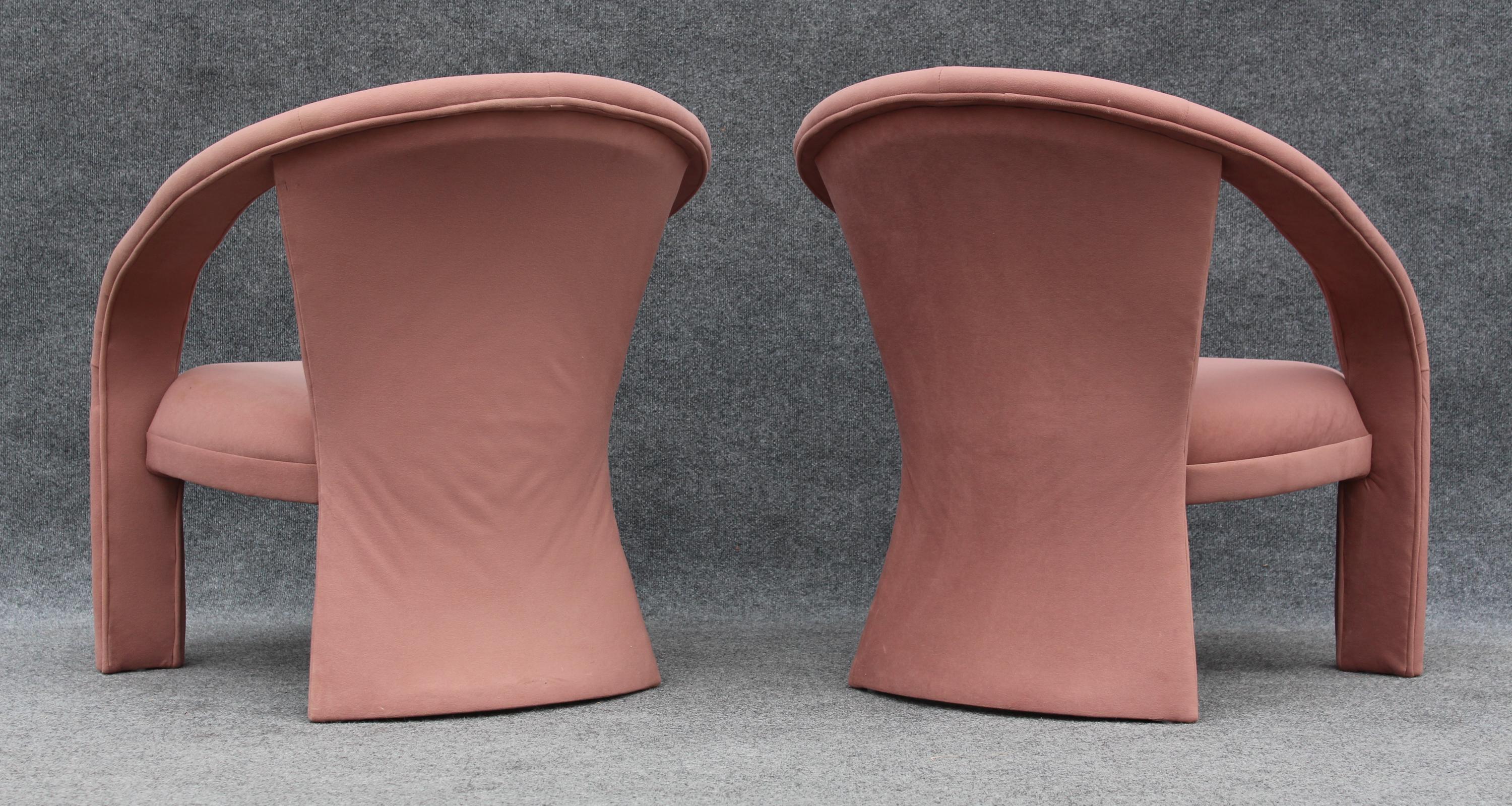 Paire de fauteuils ou fauteuils de salon en daim rose à rubans sculptés de Marge Carson en vente 4