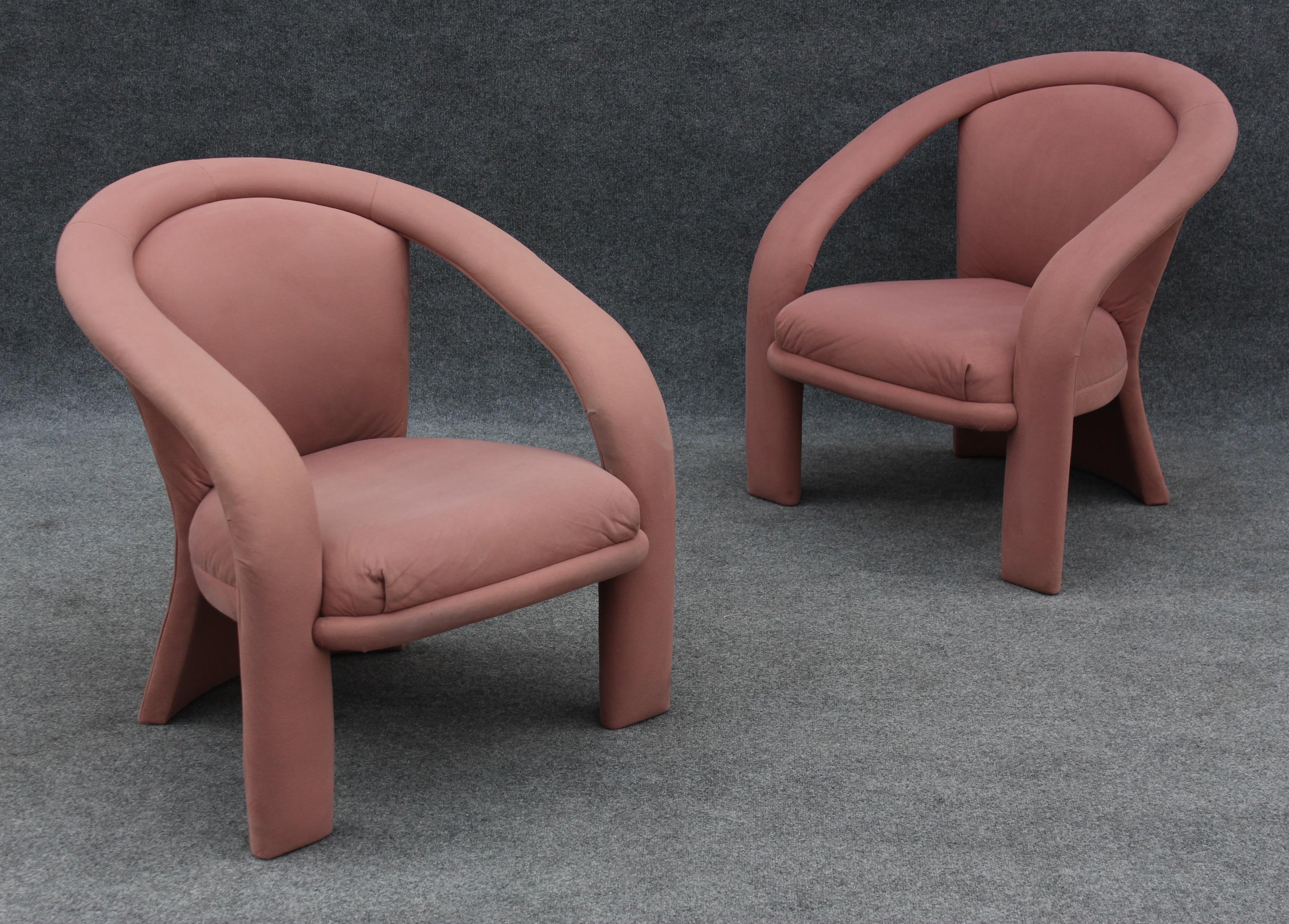 Paire de fauteuils ou fauteuils de salon en daim rose à rubans sculptés de Marge Carson en vente 5