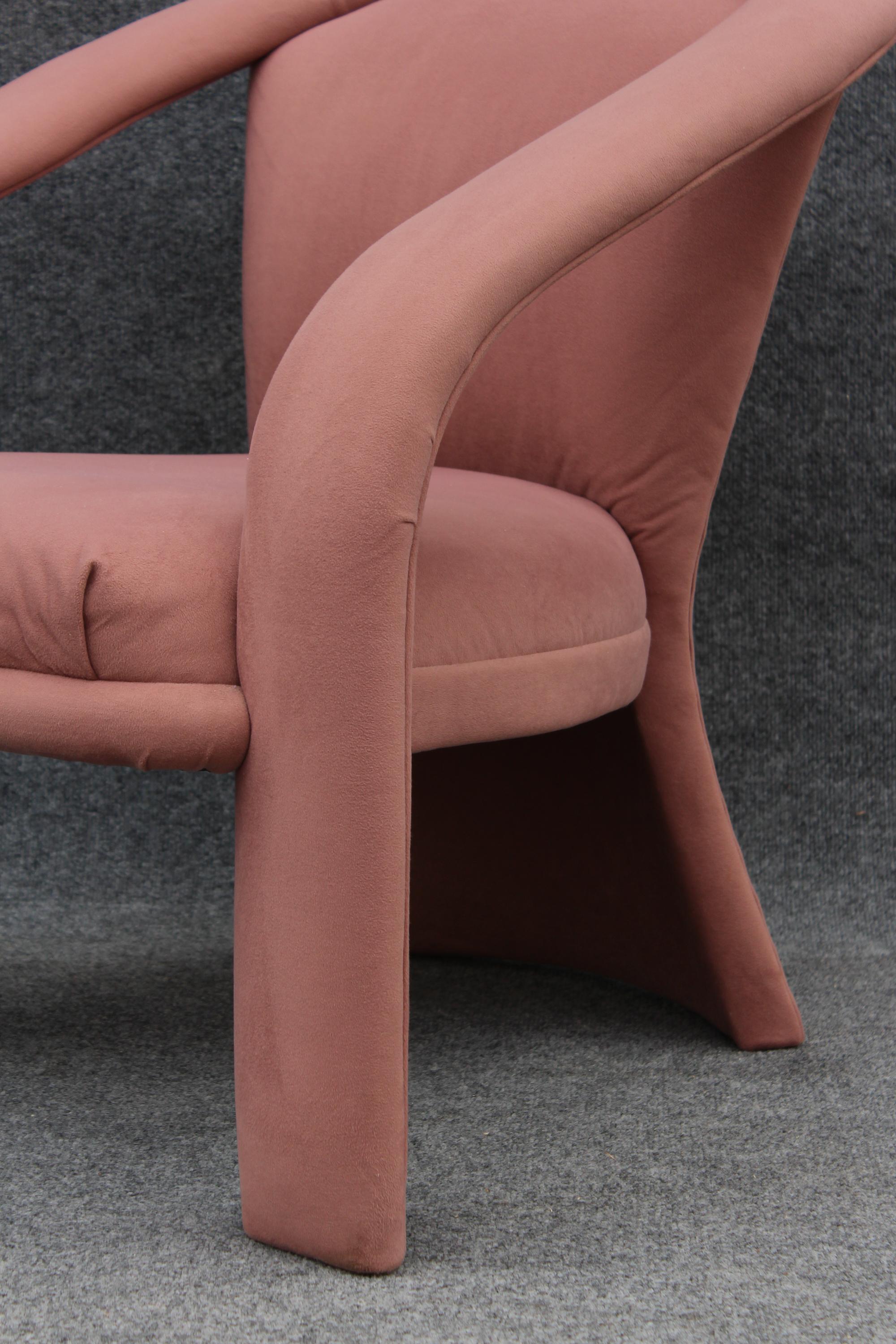 Paire de fauteuils ou fauteuils de salon en daim rose à rubans sculptés de Marge Carson en vente 7