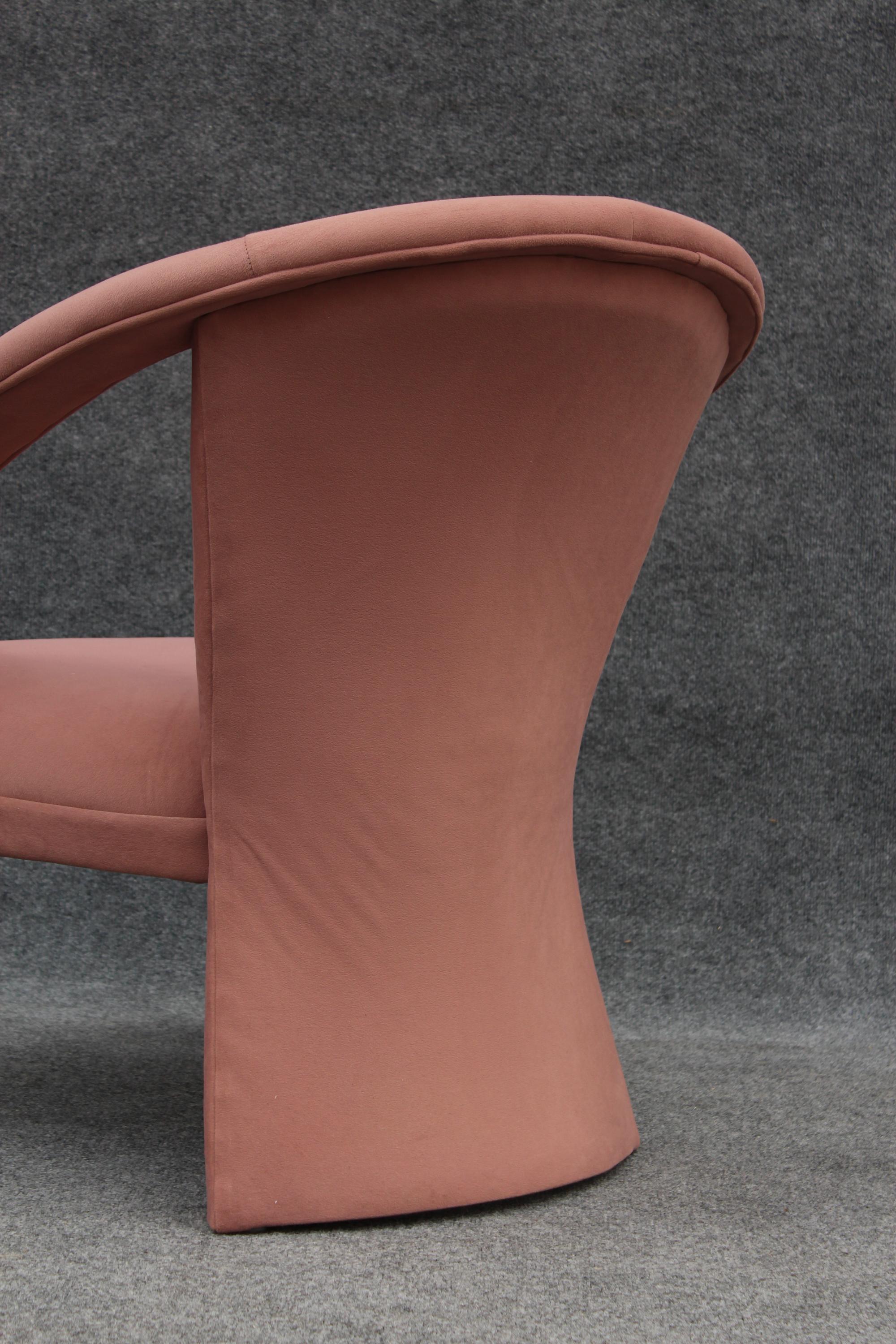 Paire de fauteuils ou fauteuils de salon en daim rose à rubans sculptés de Marge Carson en vente 8