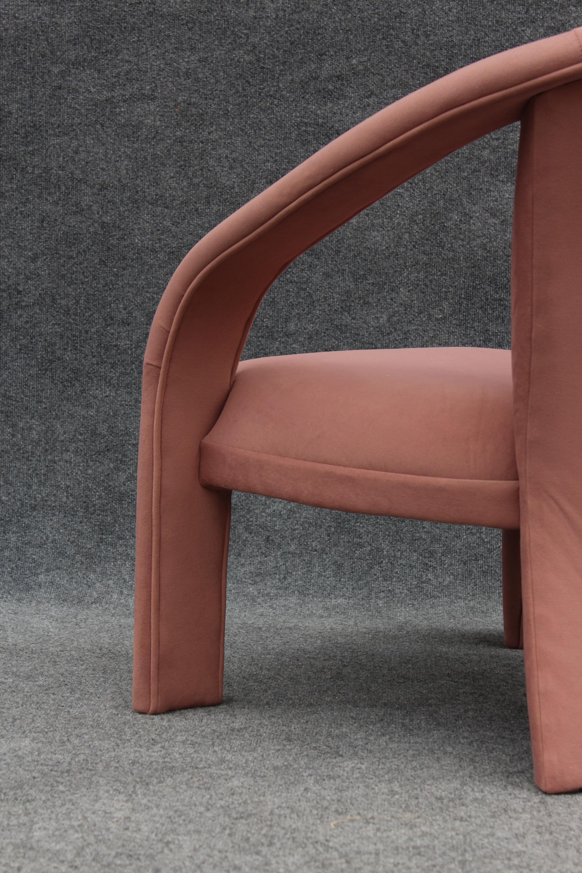 Paire de fauteuils ou fauteuils de salon en daim rose à rubans sculptés de Marge Carson en vente 9
