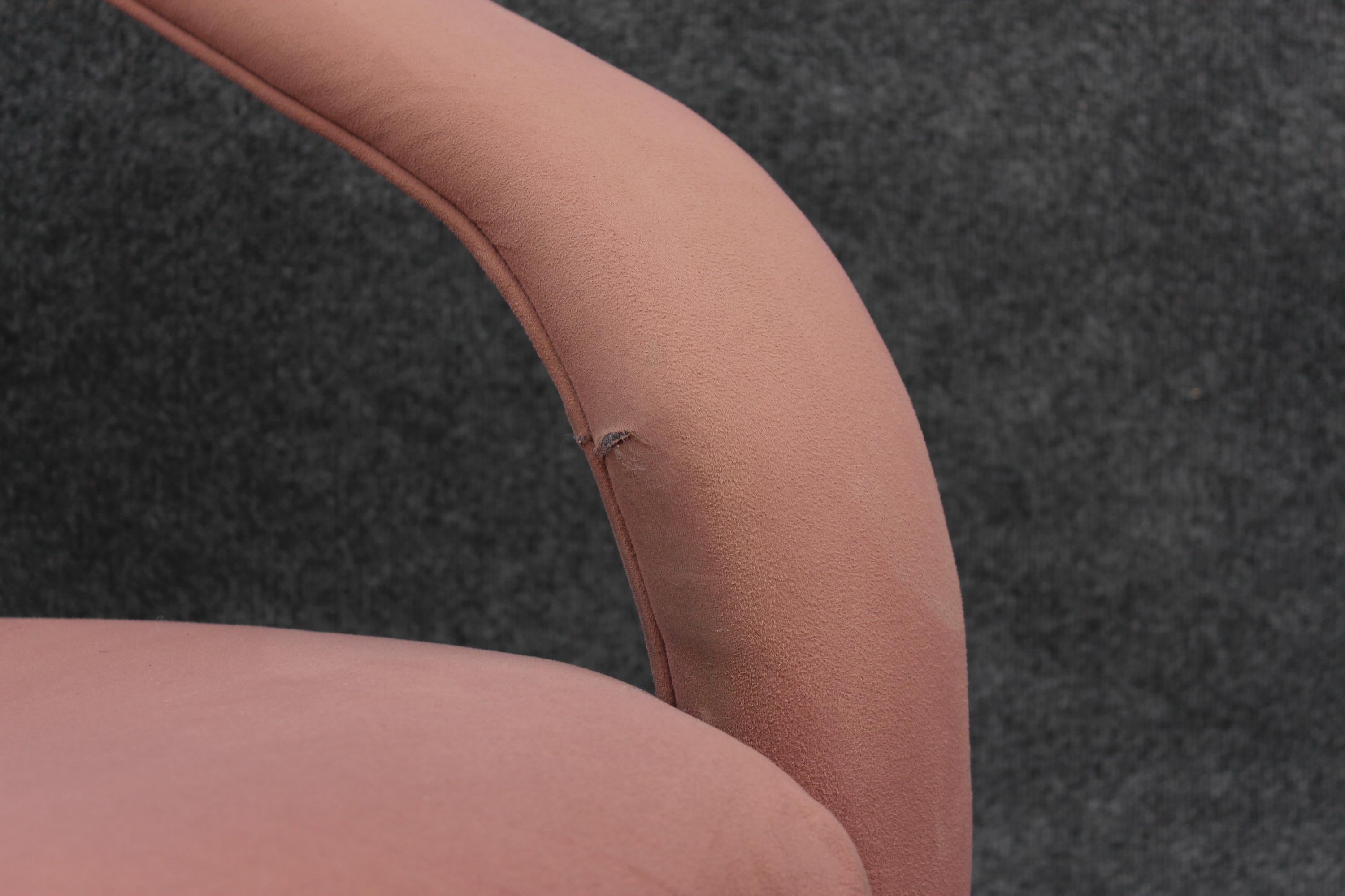 Paire de fauteuils ou fauteuils de salon en daim rose à rubans sculptés de Marge Carson en vente 10