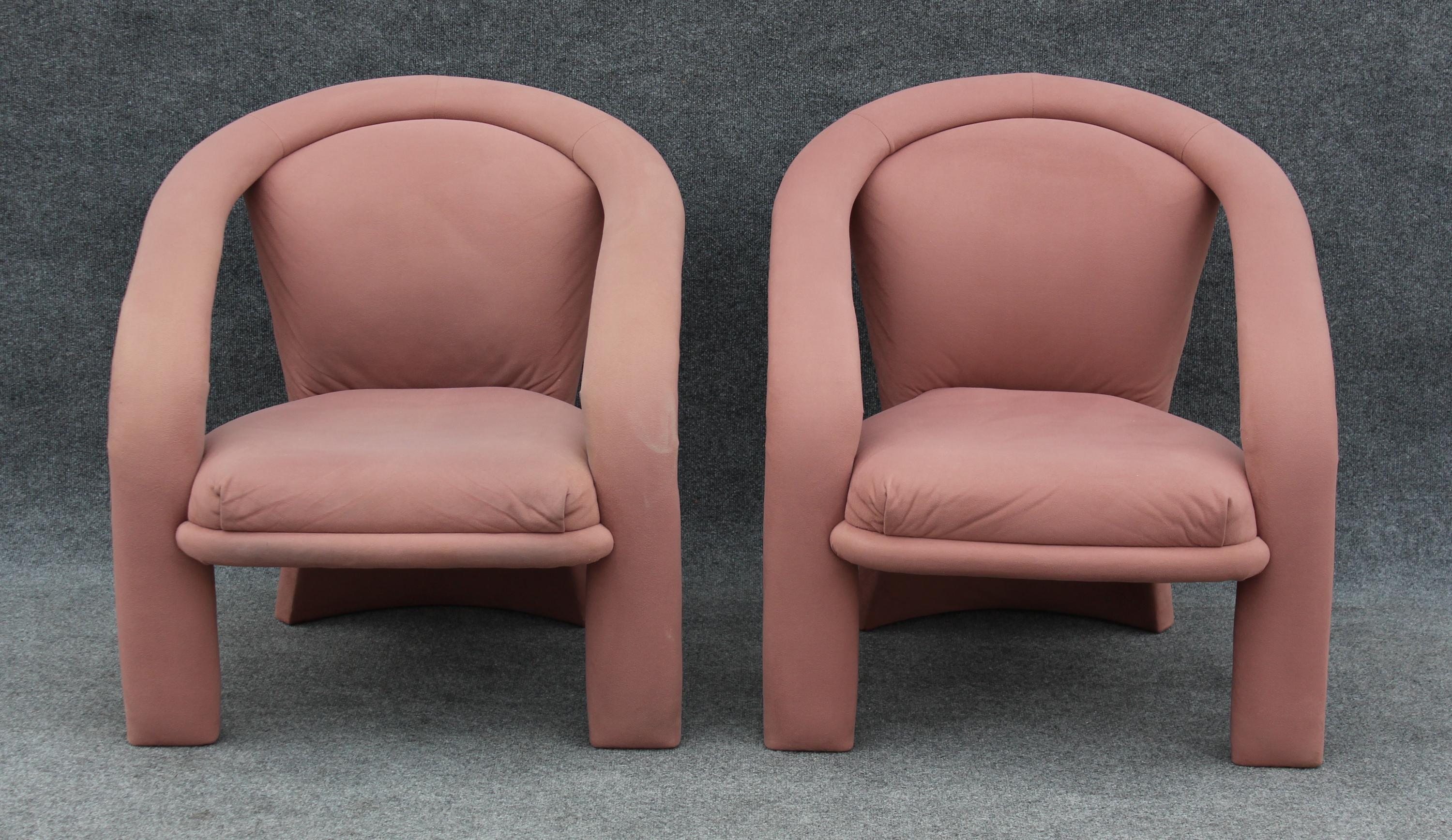 Conçues et fabriquées dans les années 1990 par Marge Carson, ces chaises longues capturent parfaitement l'essence du design des années 90. Dramatiques mais élégants et sculpturaux, ils se caractérisent par un langage stylistique tout en courbes et