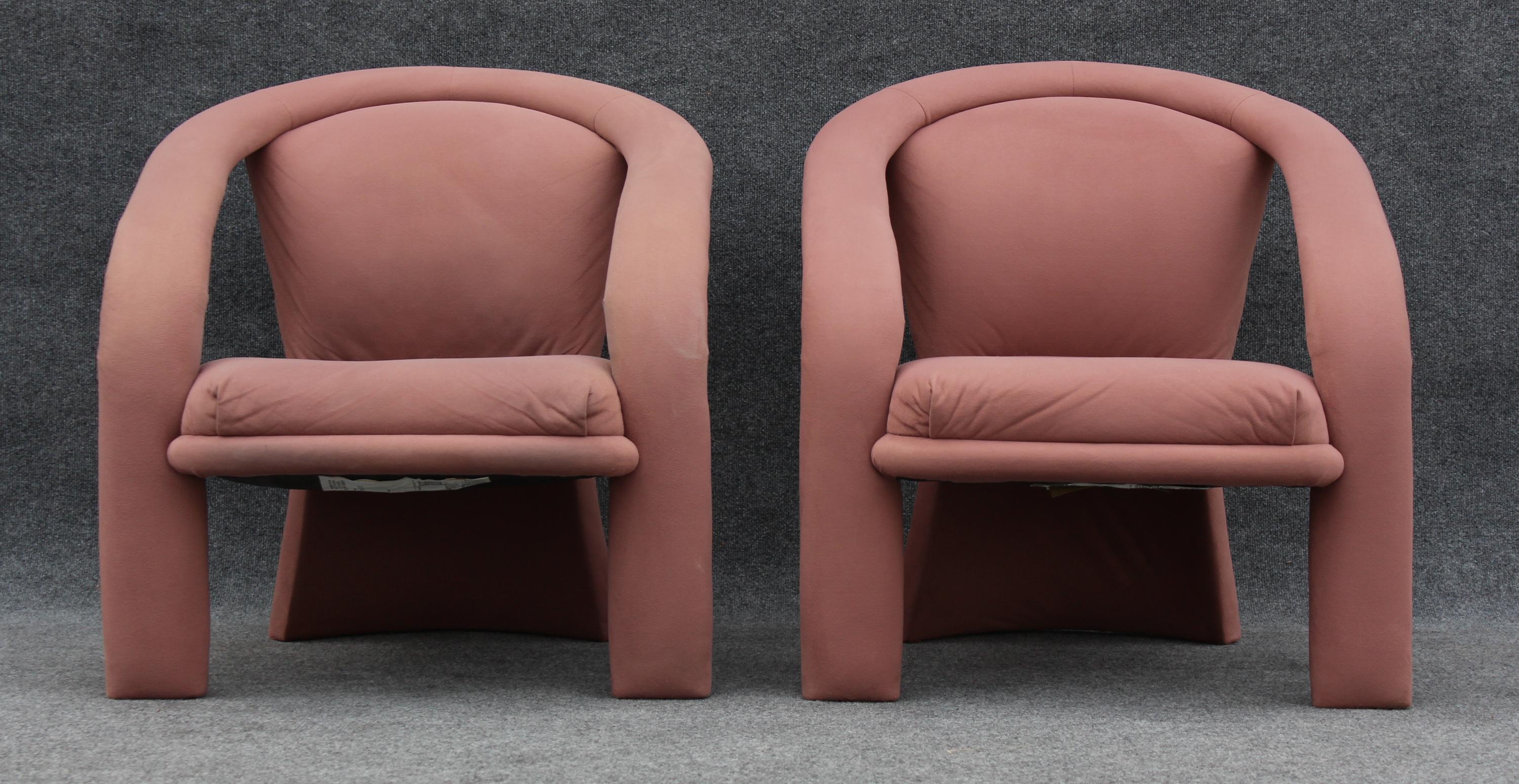 Postmoderne Paire de fauteuils ou fauteuils de salon en daim rose à rubans sculptés de Marge Carson en vente
