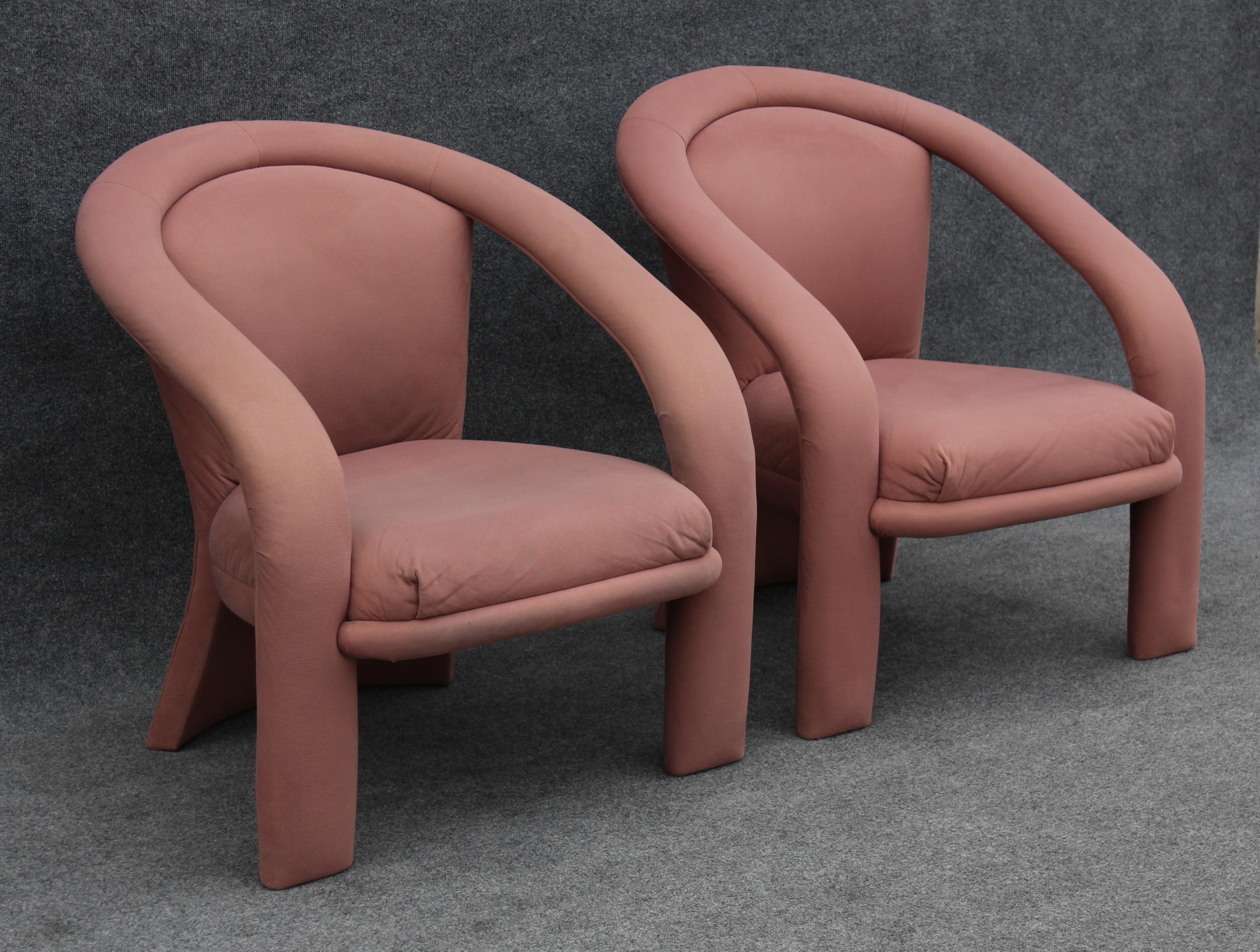 Américain Paire de fauteuils ou fauteuils de salon en daim rose à rubans sculptés de Marge Carson en vente