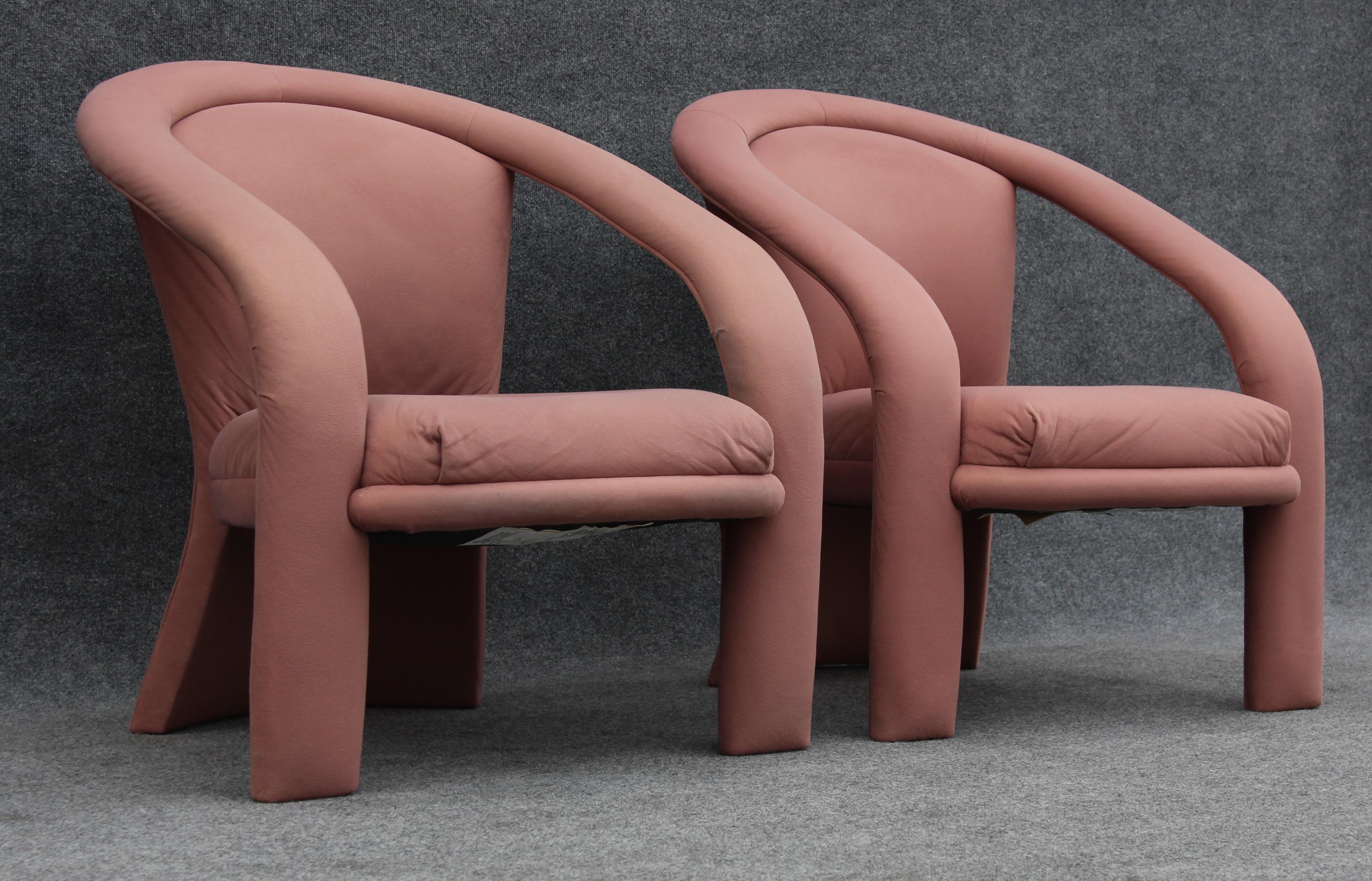 Paire de fauteuils ou fauteuils de salon en daim rose à rubans sculptés de Marge Carson Bon état - En vente à Philadelphia, PA