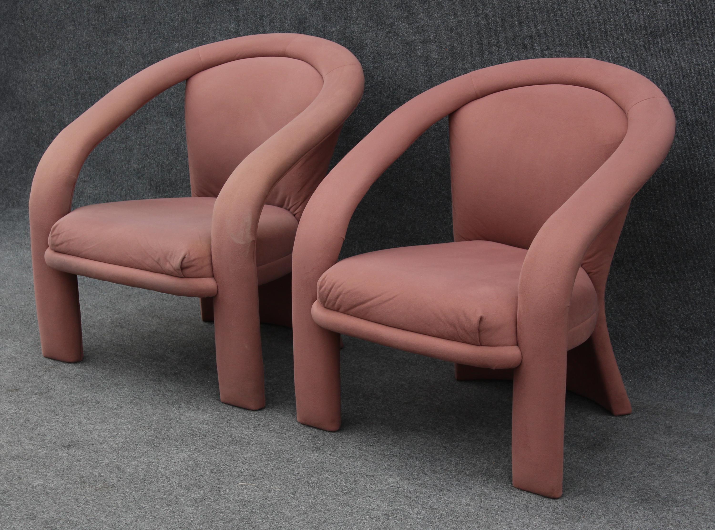 Fin du 20e siècle Paire de fauteuils ou fauteuils de salon en daim rose à rubans sculptés de Marge Carson en vente