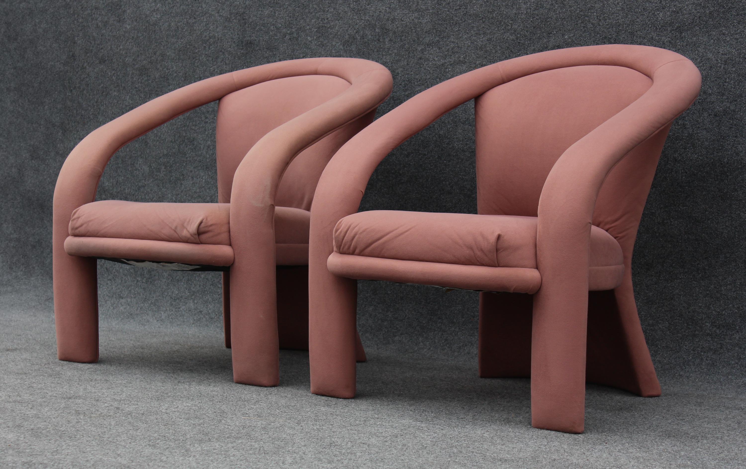 Daim Paire de fauteuils ou fauteuils de salon en daim rose à rubans sculptés de Marge Carson en vente