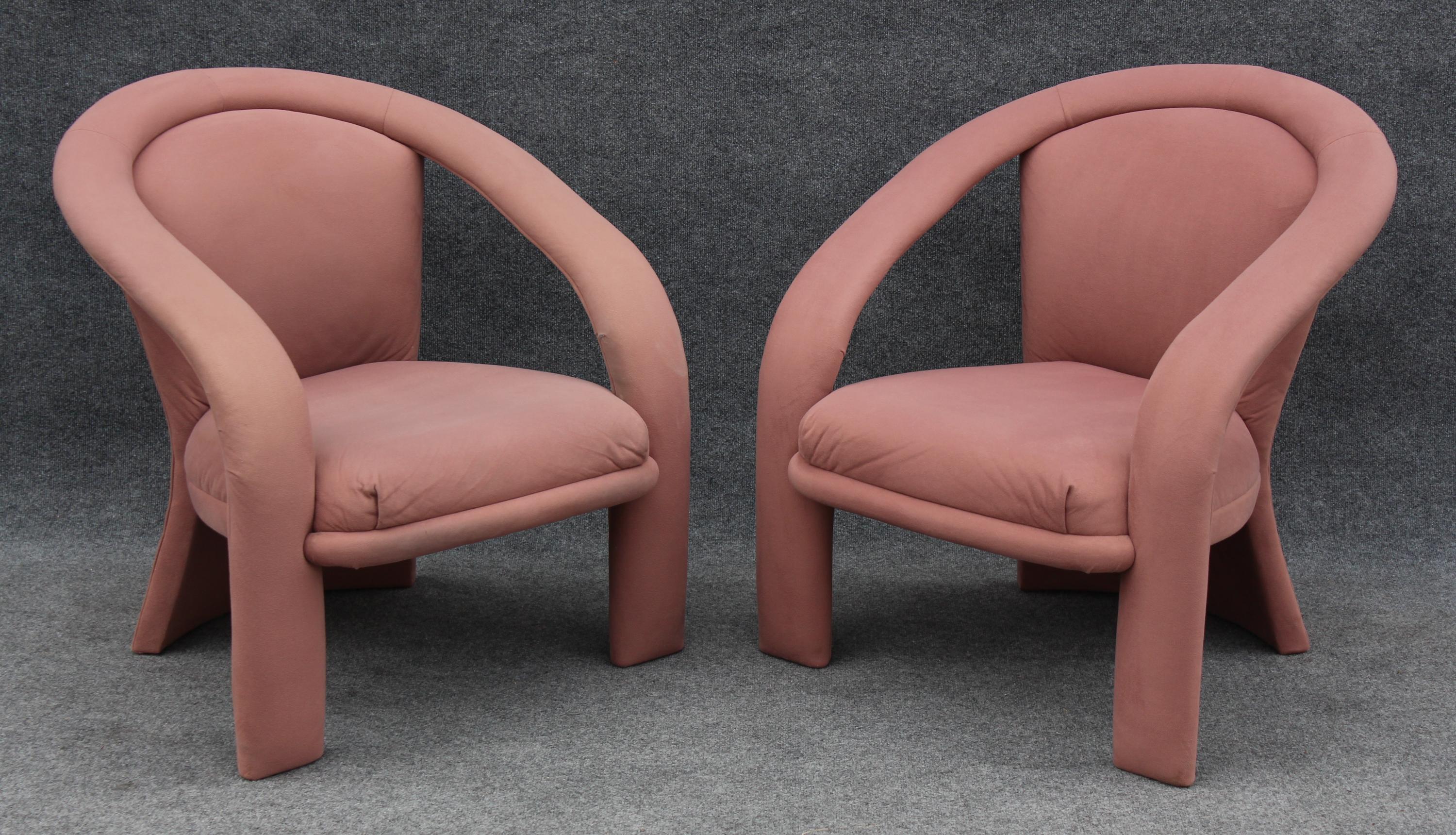 Paire de fauteuils ou fauteuils de salon en daim rose à rubans sculptés de Marge Carson en vente 1