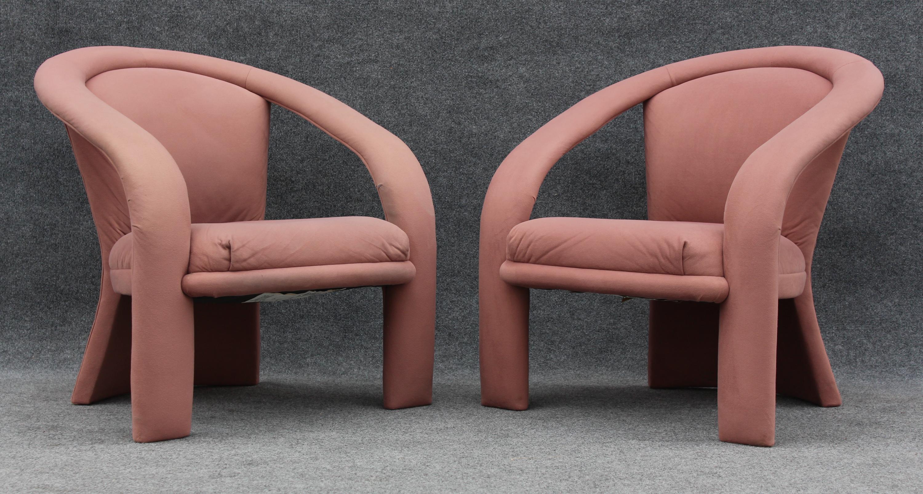 Paire de fauteuils ou fauteuils de salon en daim rose à rubans sculptés de Marge Carson en vente 2