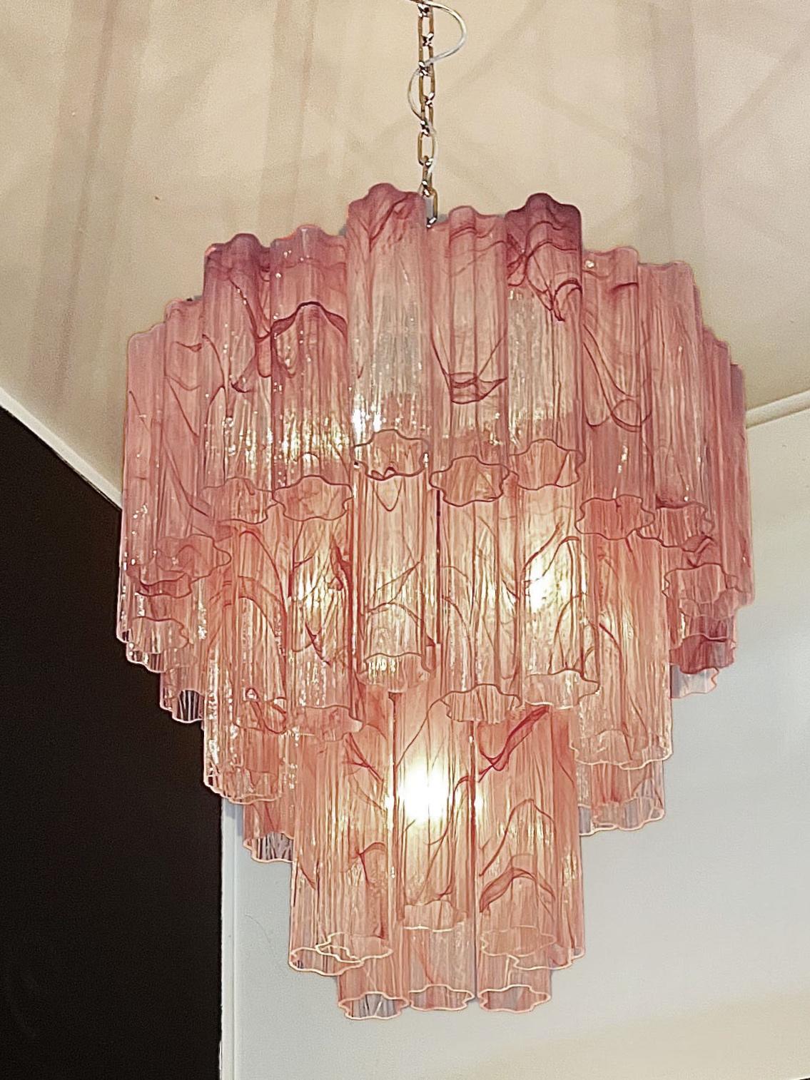 Italiano Coppia di lampadari rosa a spirale di Murano Tronchi in vendita