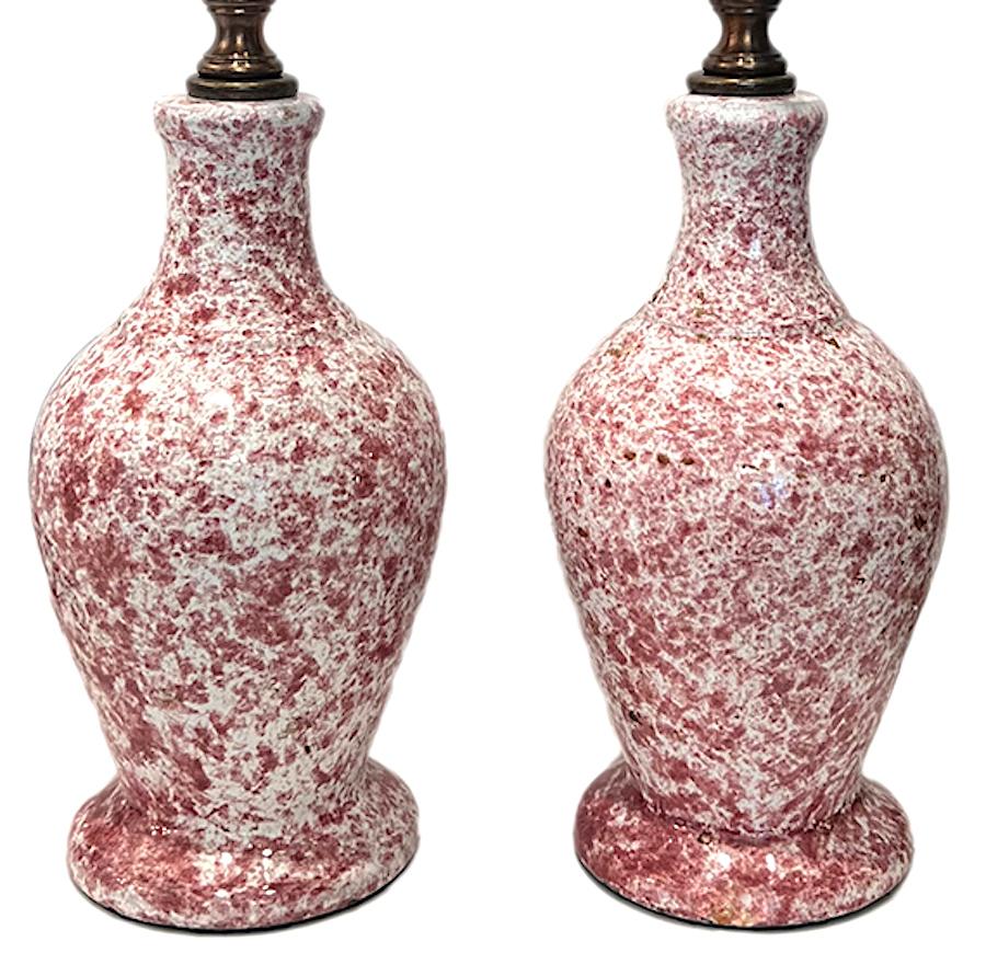 Pareja de lámparas de mesa francesas de porcelana rosa de hacia 1950.

Medidas:
Altura del cuerpo: 8,75
Altura hasta el apoyo de la sombrilla: 17
Diámetro: 4,25.