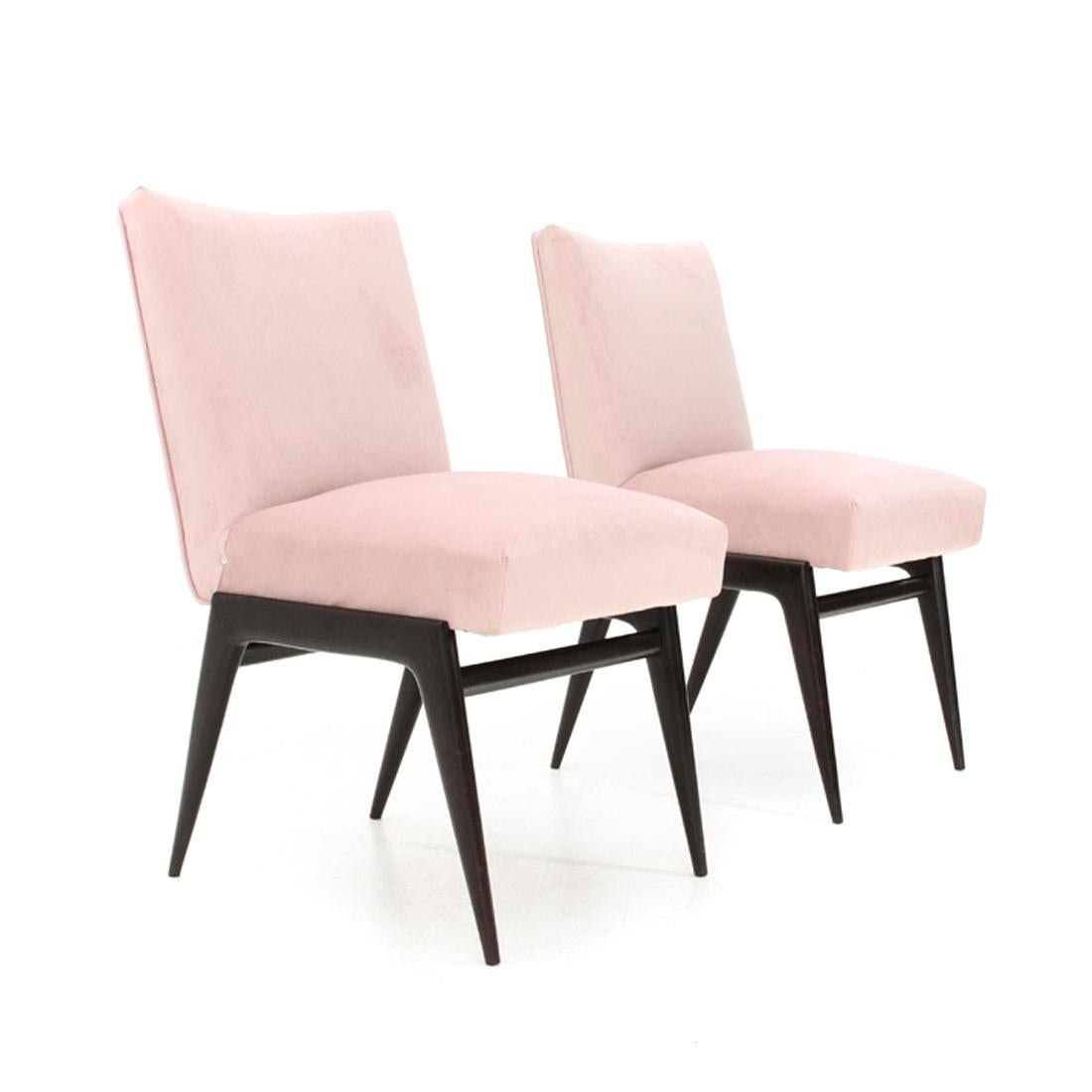 Pair of Italian-made armchairs produced in the 1950s.
Solid wood structure.
Seat and back in wood padded and lined in pink velvet.
Good general condition, some signs due to normal use over time.

Dimensions: Length 46 cm, depth 55 cm, height 80
