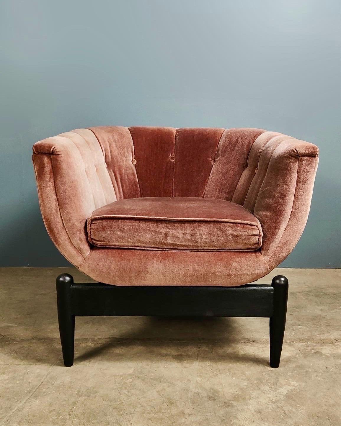 Mid-Century Modern Pair Of Pink Velvet Scallop Shell Lounge Chairs Mid Century Vintage Retro MCM