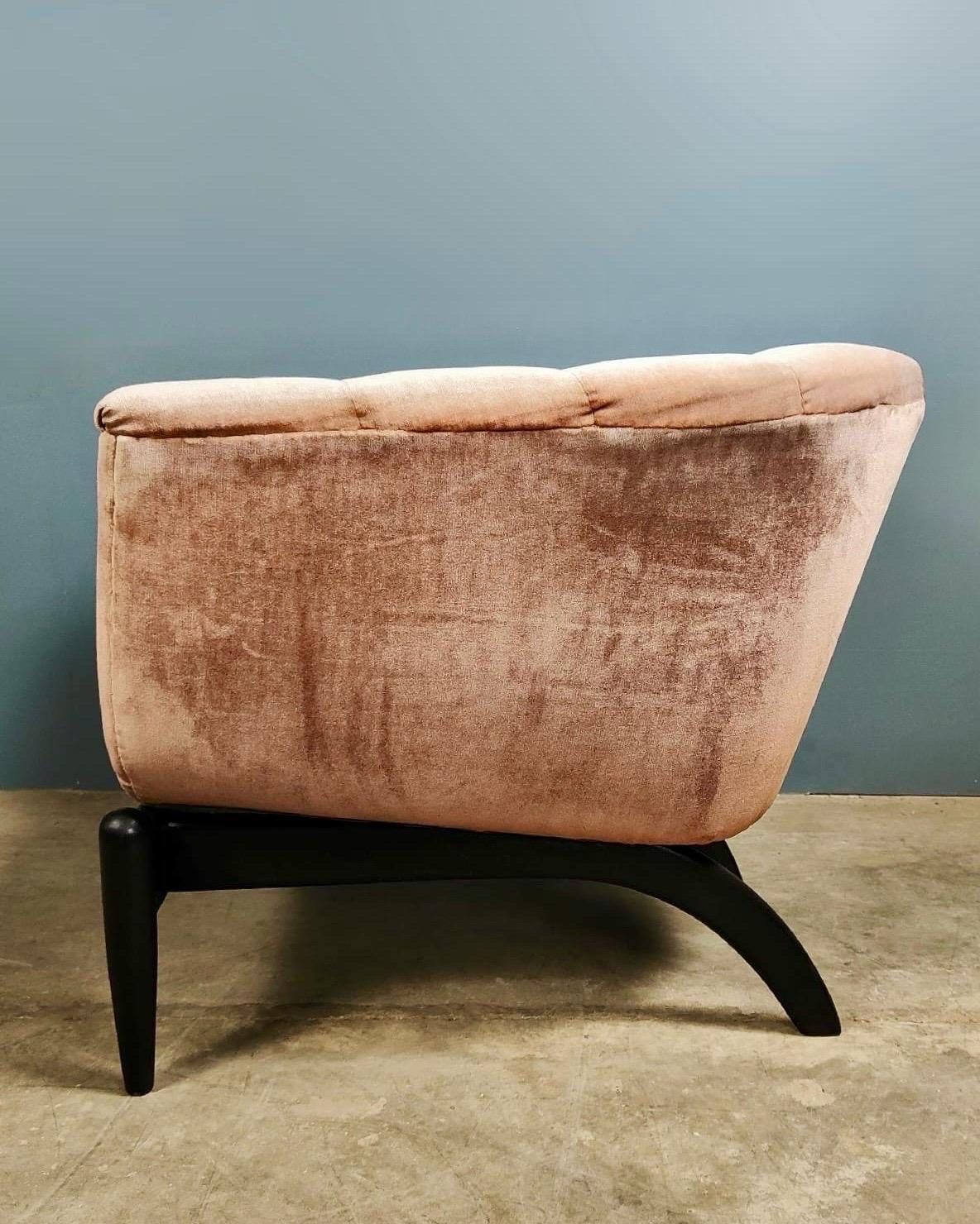 Pair Of Pink Velvet Scallop Shell Lounge Chairs Mid Century Vintage Retro MCM In Excellent Condition In Cambridge, GB