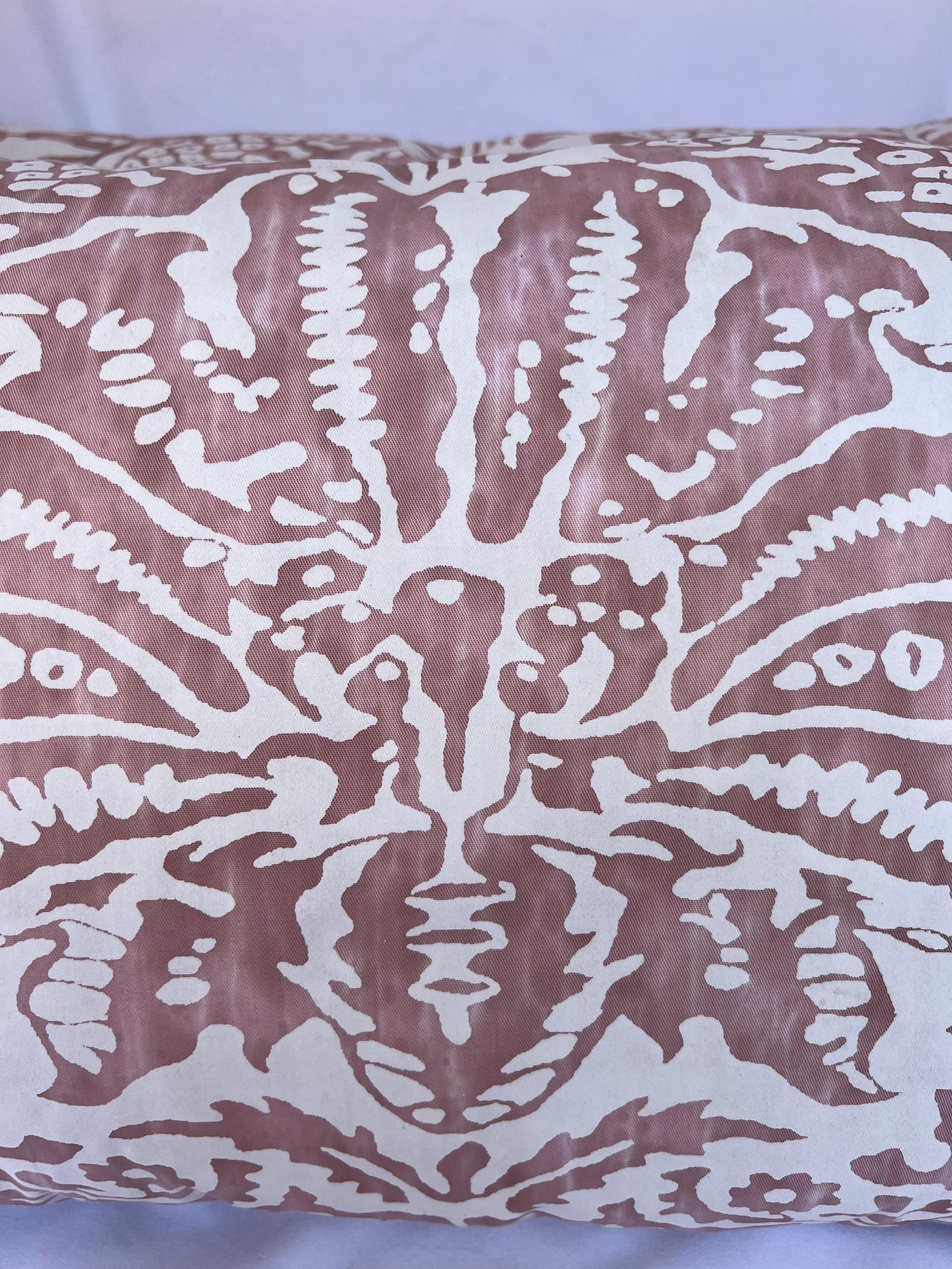 Ein Paar Kissen mit rosa-weißem Fortuny-Muster auf der Vorderseite und einer weichen, rosafarbenen Rückseite.  Dauneneinsätze, Reißverschlüsse.