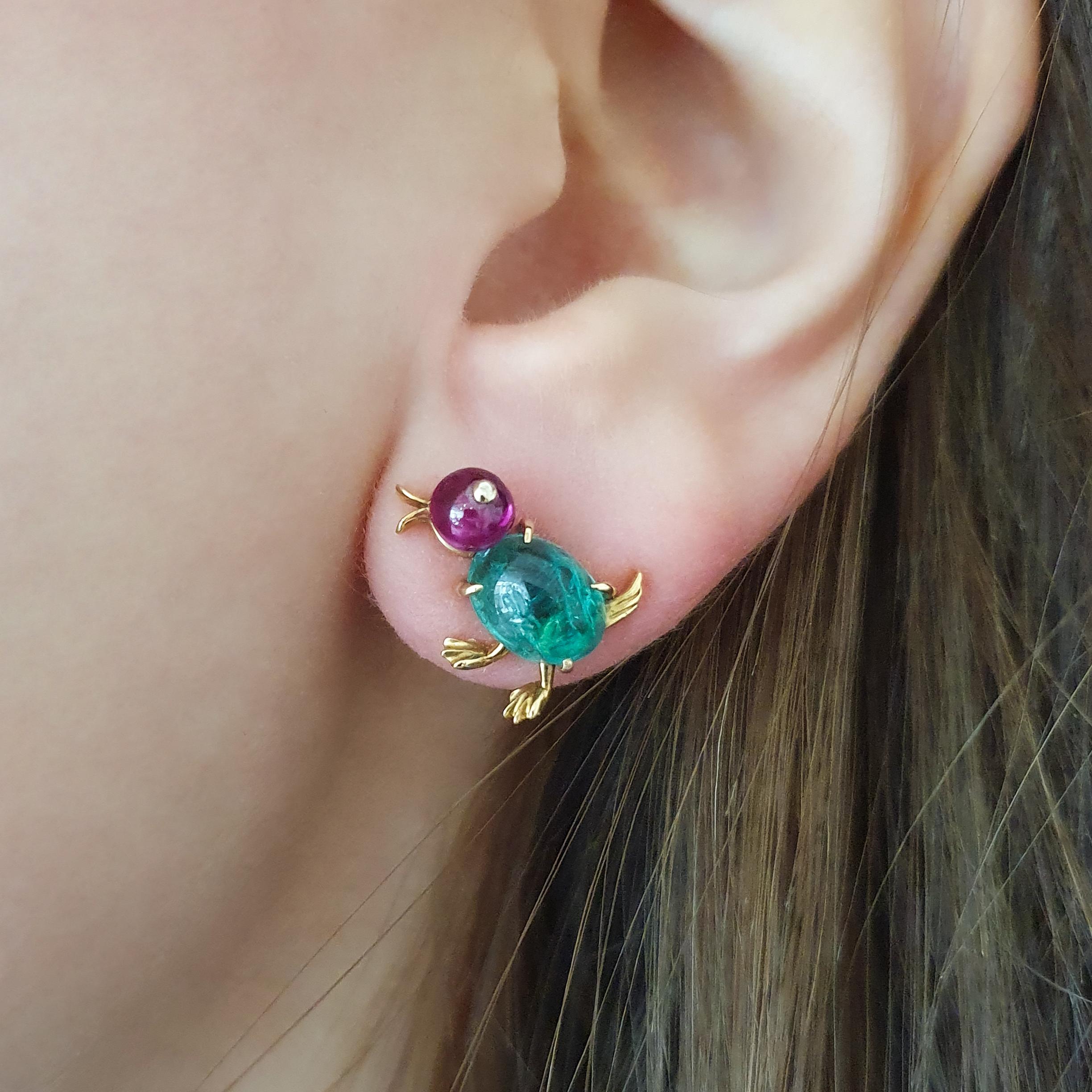 Lovely pair of baby Ducks Pins, could be worn as Clips Ear studs on yellow gold. Emerald cabochon, Sapphire and Ruby beads and Diamond rose-cut.
Size: 0.59 x 0.59 inch (1.50 x 1.50 centimeters).
Total weight: 5.14 grams.

Former collection of a