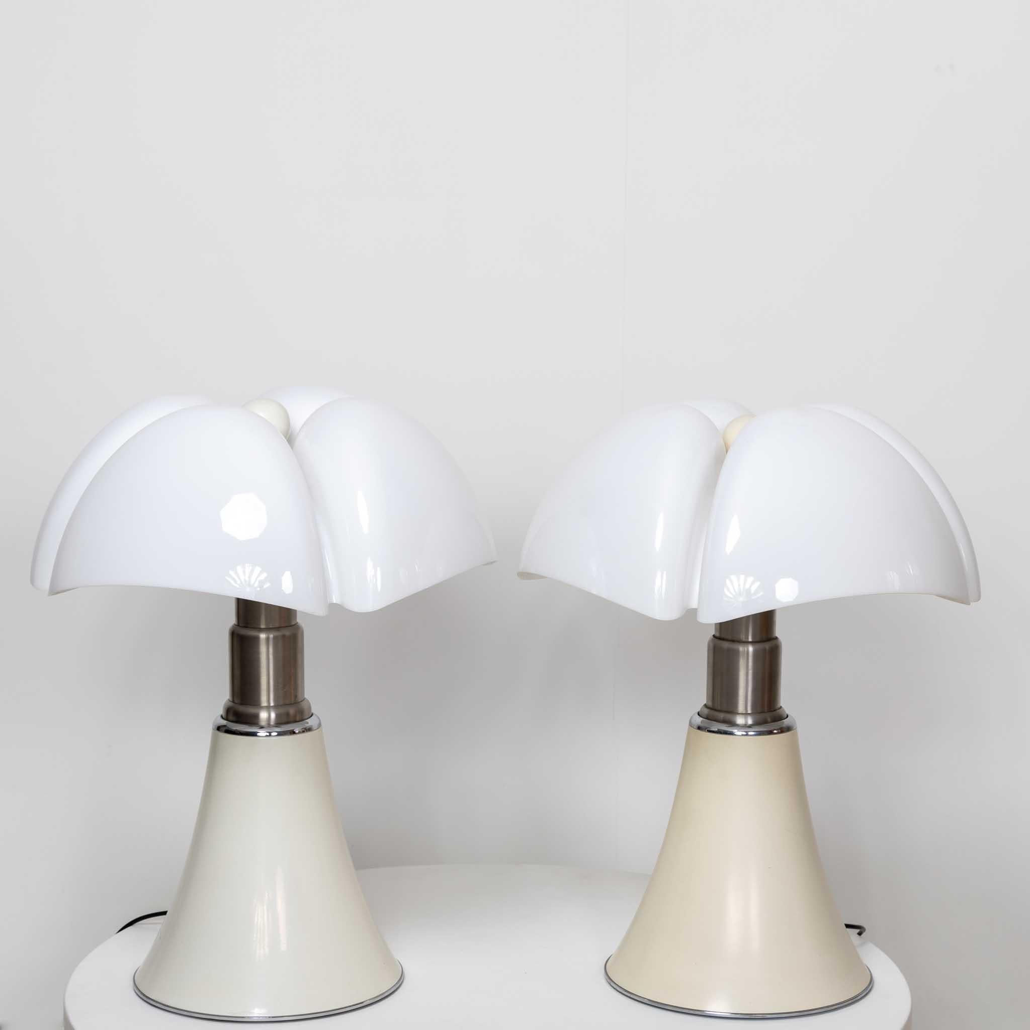Paar „Pipistrello“-Tischlampen von Gae Aulenti (Italienisch) im Angebot