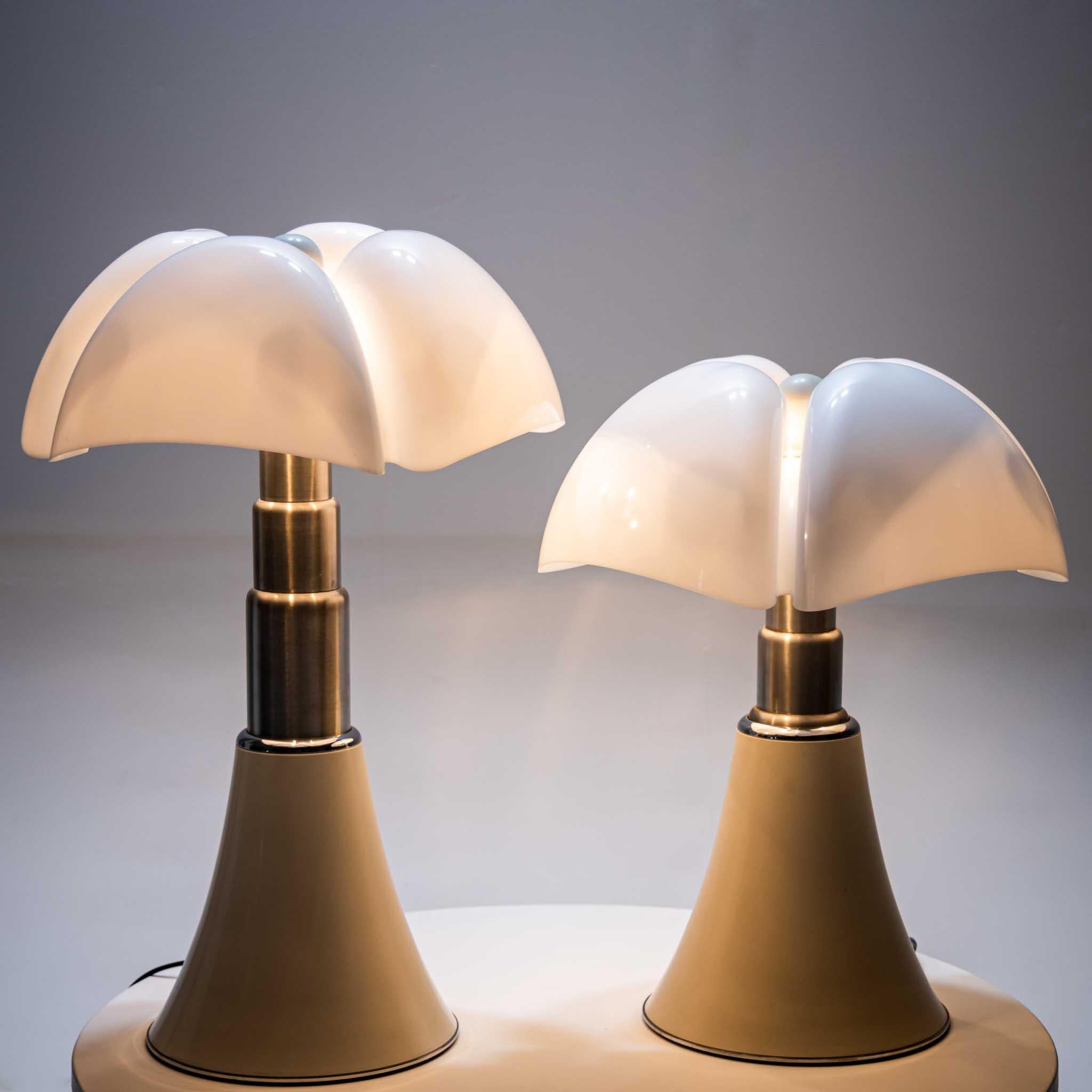 Paar „Pipistrello“-Tischlampen von Gae Aulenti im Zustand „Gut“ im Angebot in New York, NY