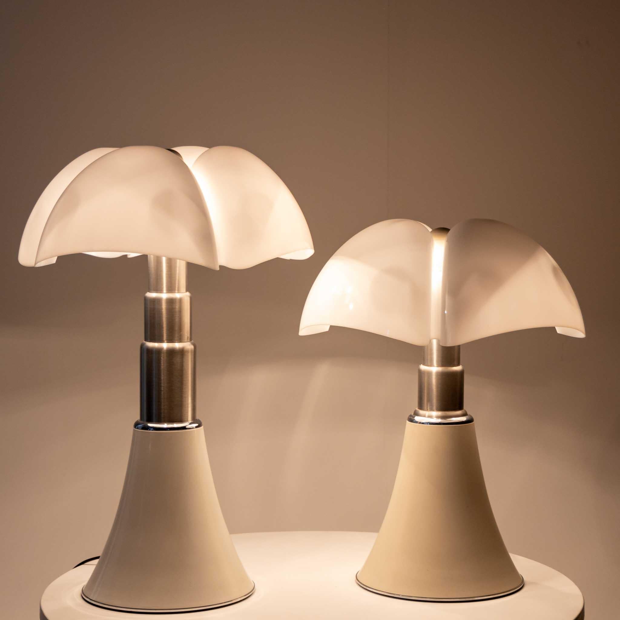 Paar „Pipistrello“-Tischlampen von Gae Aulenti (Mitte des 20. Jahrhunderts) im Angebot