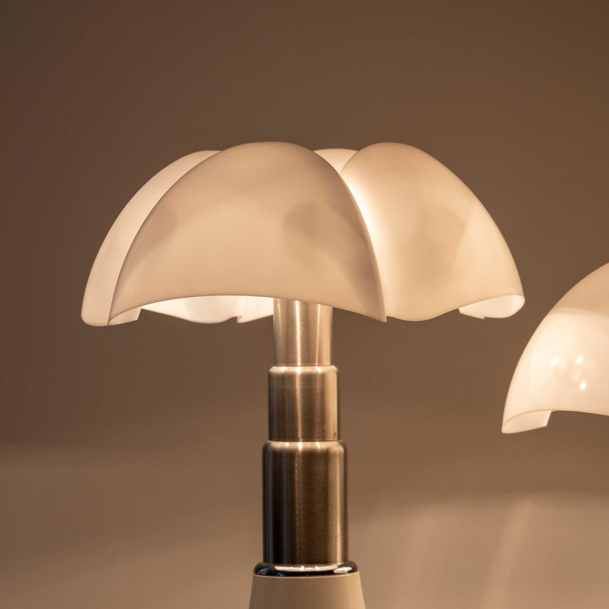 Paar „Pipistrello“-Tischlampen von Gae Aulenti (Metall) im Angebot