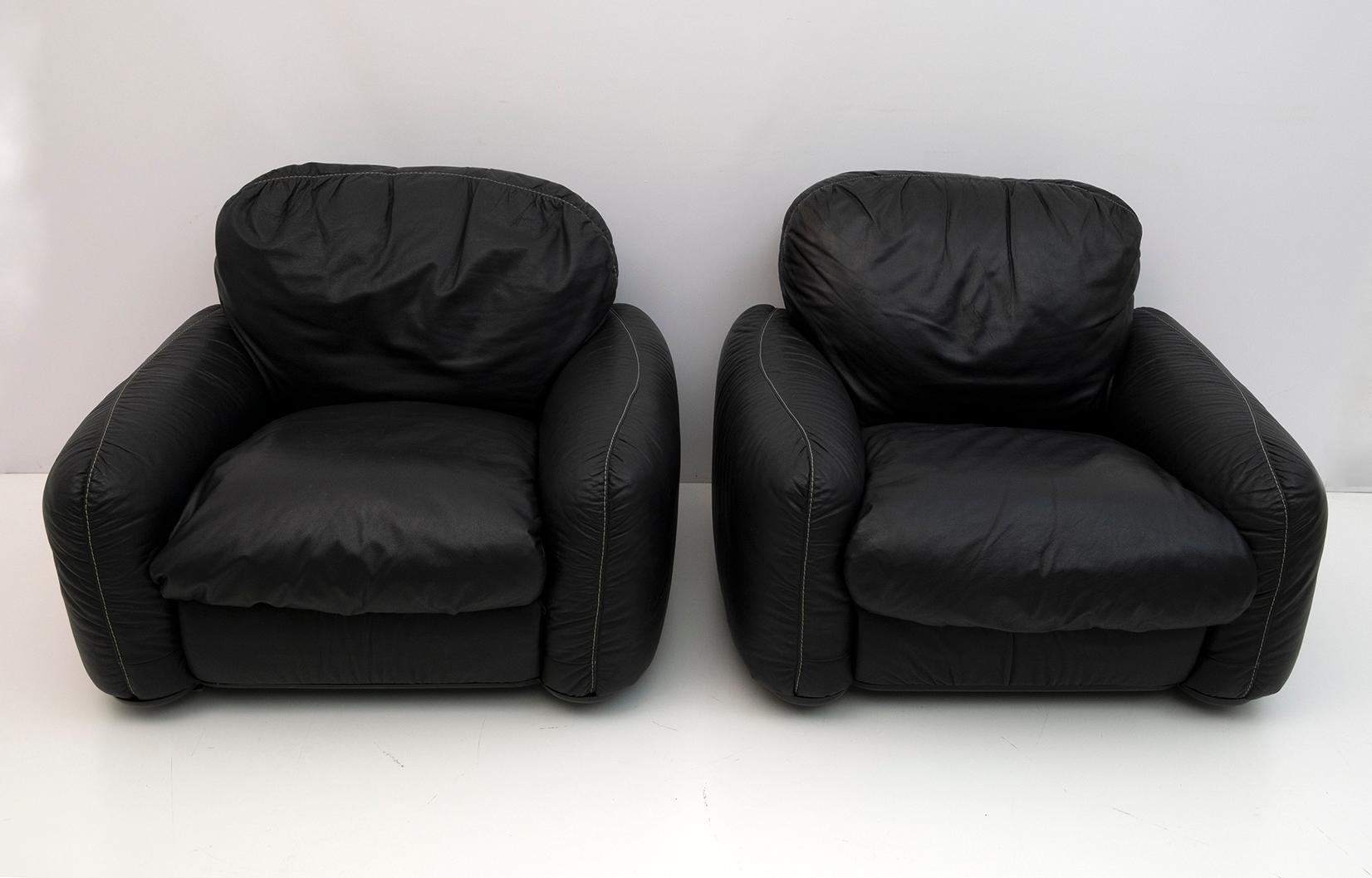 Pair of Piumotto armchairs by Arrigo Arrigoni for Busnelli from the 1970s.
Upholstery in genuine black leather.
Feet in plastic.