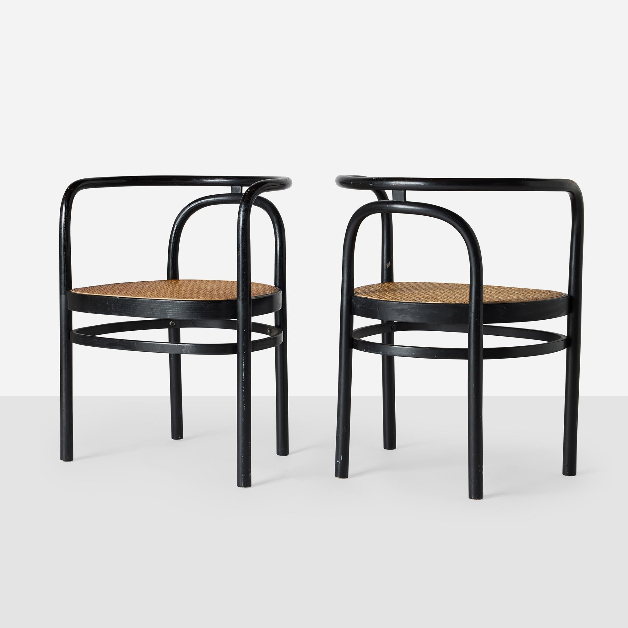Un par de sillas PK-15 con armazón de madera de fresno curvada lacada en negro y asiento de caña francesa. Diseñado por Poul Kjærholm para Fritz Hansen, hacia 1979.

Nuevos asientos de caña francesa. Armazones sólidos con laca original que muestra