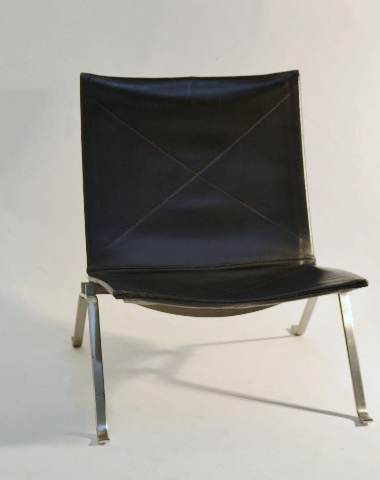 Pair of PK-22 Black Leather Lounge Chairs by Poul Kjaerholm for Fritz Hansen In Good Condition In London, GB