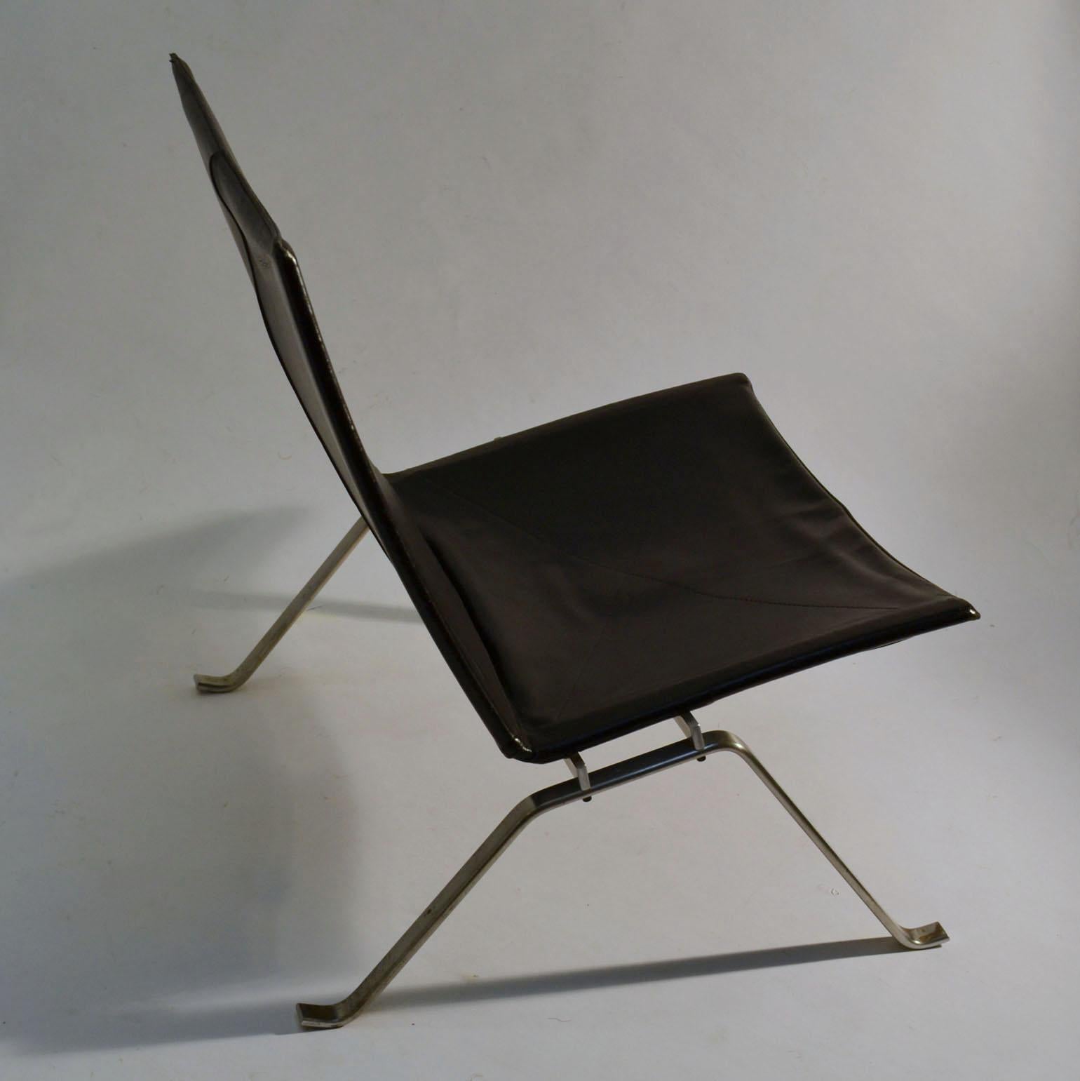 Late 20th Century Pair of PK-22 Black Leather Lounge Chairs by Poul Kjaerholm for Fritz Hansen