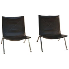 Pair of PK-22 Black Leather Lounge Chairs by Poul Kjaerholm for Fritz Hansen