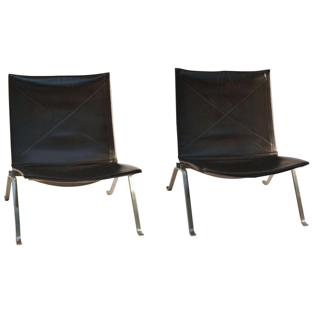 Pair of PK-22 Black Leather Lounge Chairs by Poul Kjaerholm for Fritz Hansen