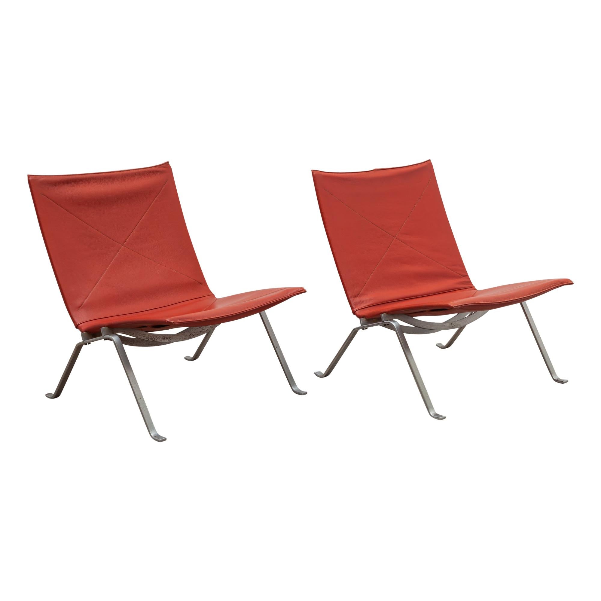 Paire de chaises longues PK 22 de Poul Kjearholm:: Danemark:: cuir rouge sang