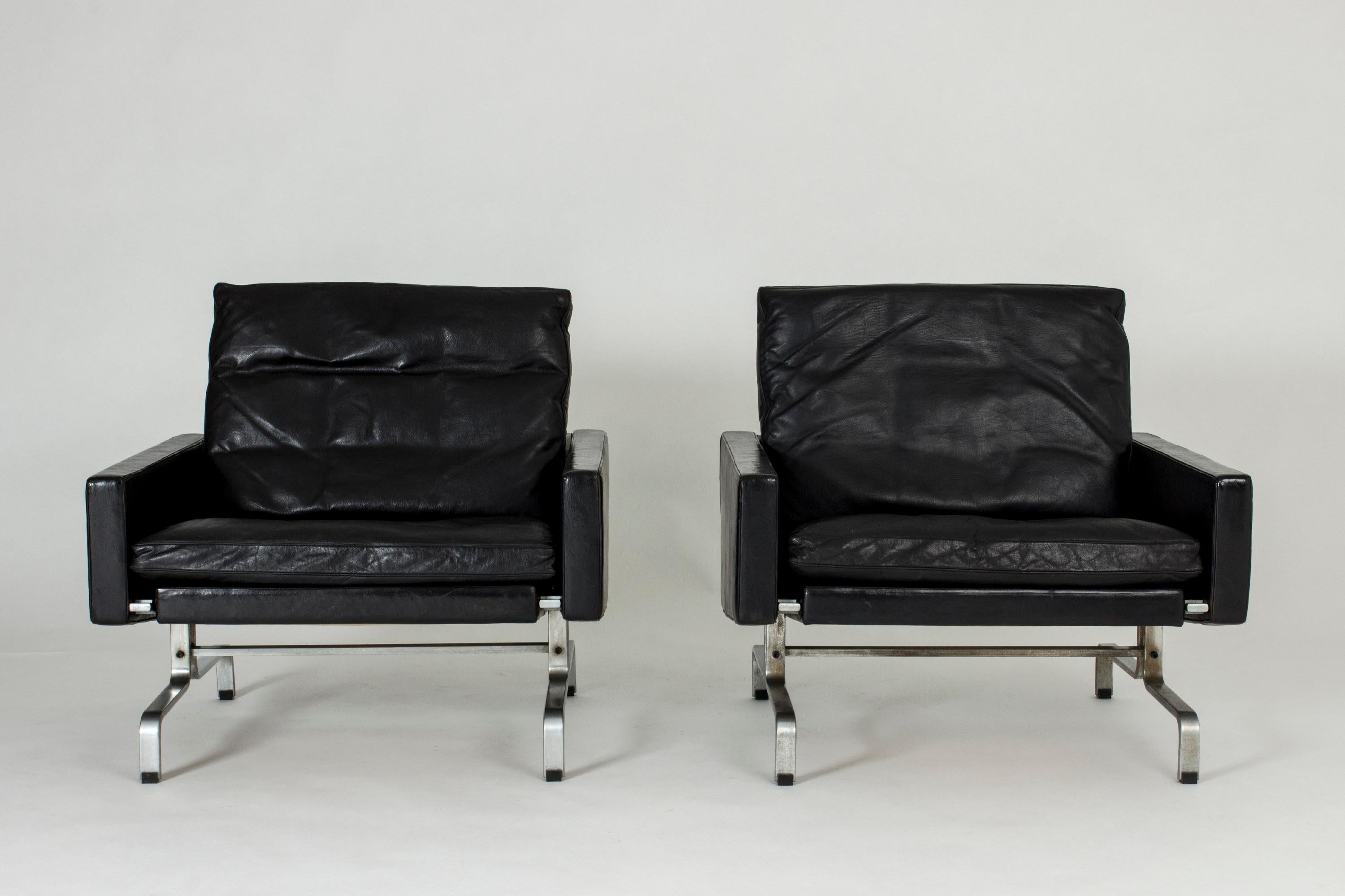 Pair of amazing “PK 31” lounge chairs by Poul Kjærholm, made in black leather. Black leather that has aged beautifully and is in nice, smooth condition without dryness.

Measures: Seat height 37 cm.