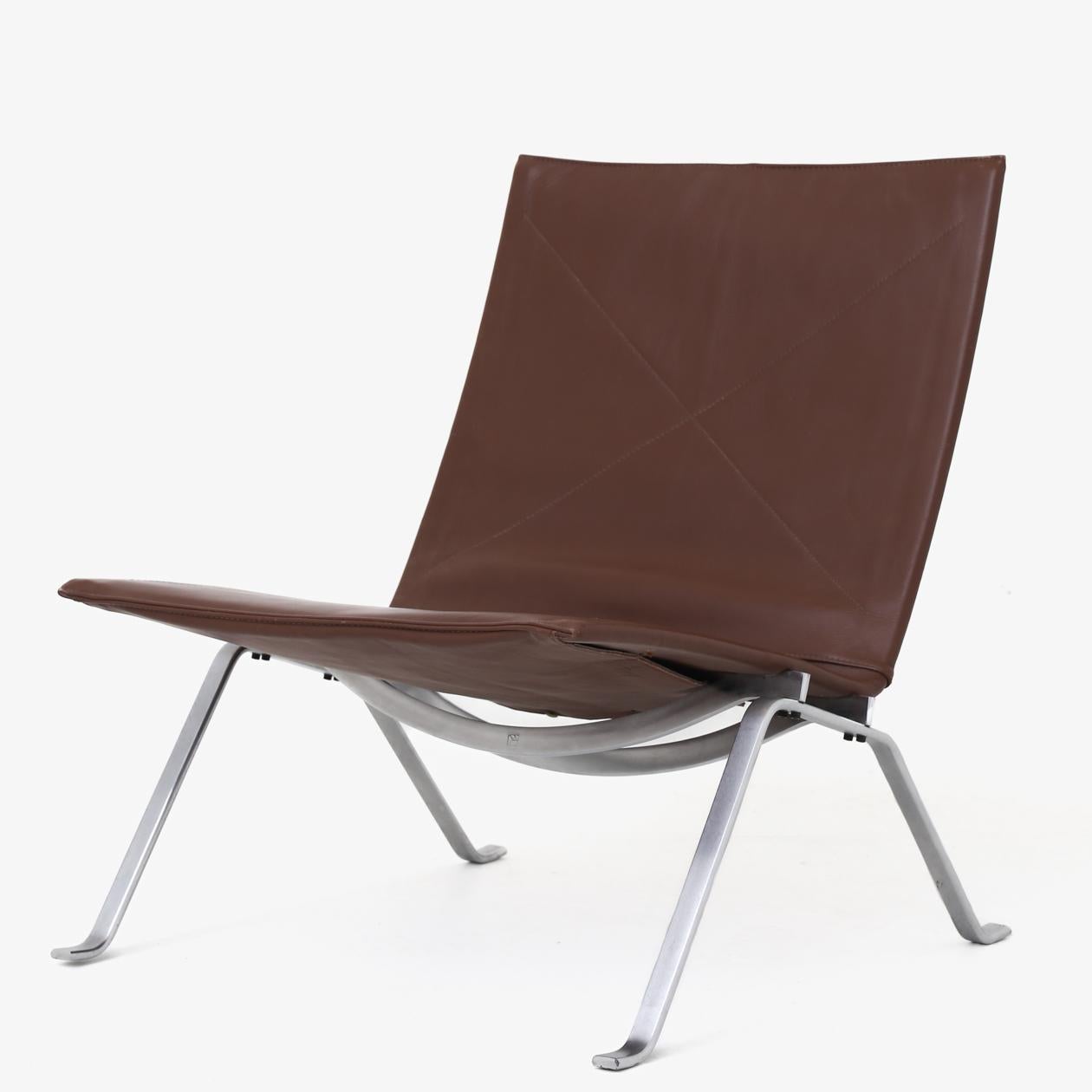 Paire de PK 22 - fauteuils en cuir brun avec structure en acier chromé. Poul Kjærholm. Timbre de E. Kold Christensen.
