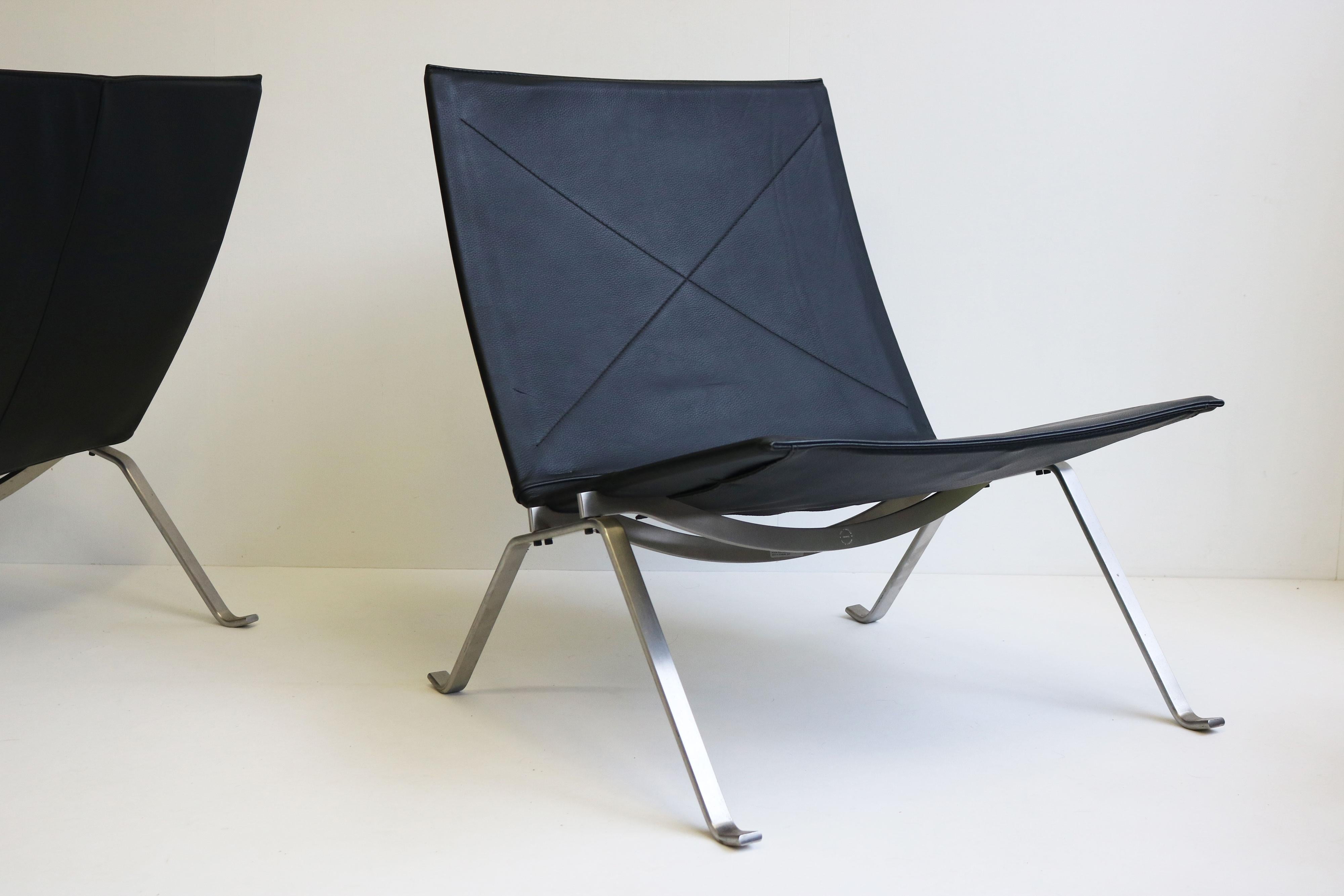 Paar PK22 Loungesessel von Poul Kjaerholm für Fritz Hansen, schwarzes Leder im Angebot 5