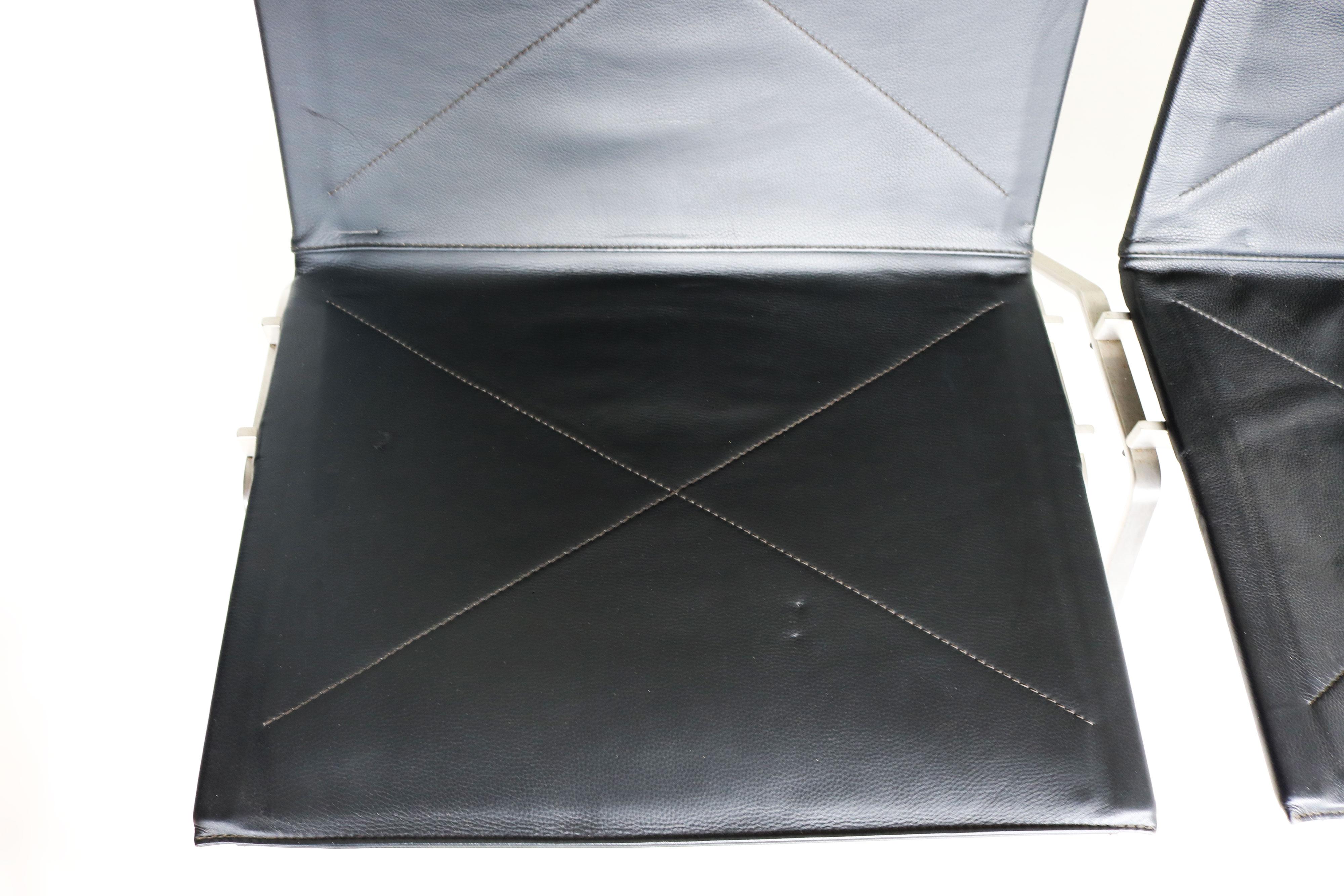 Paar PK22 Loungesessel von Poul Kjaerholm für Fritz Hansen, schwarzes Leder im Angebot 6