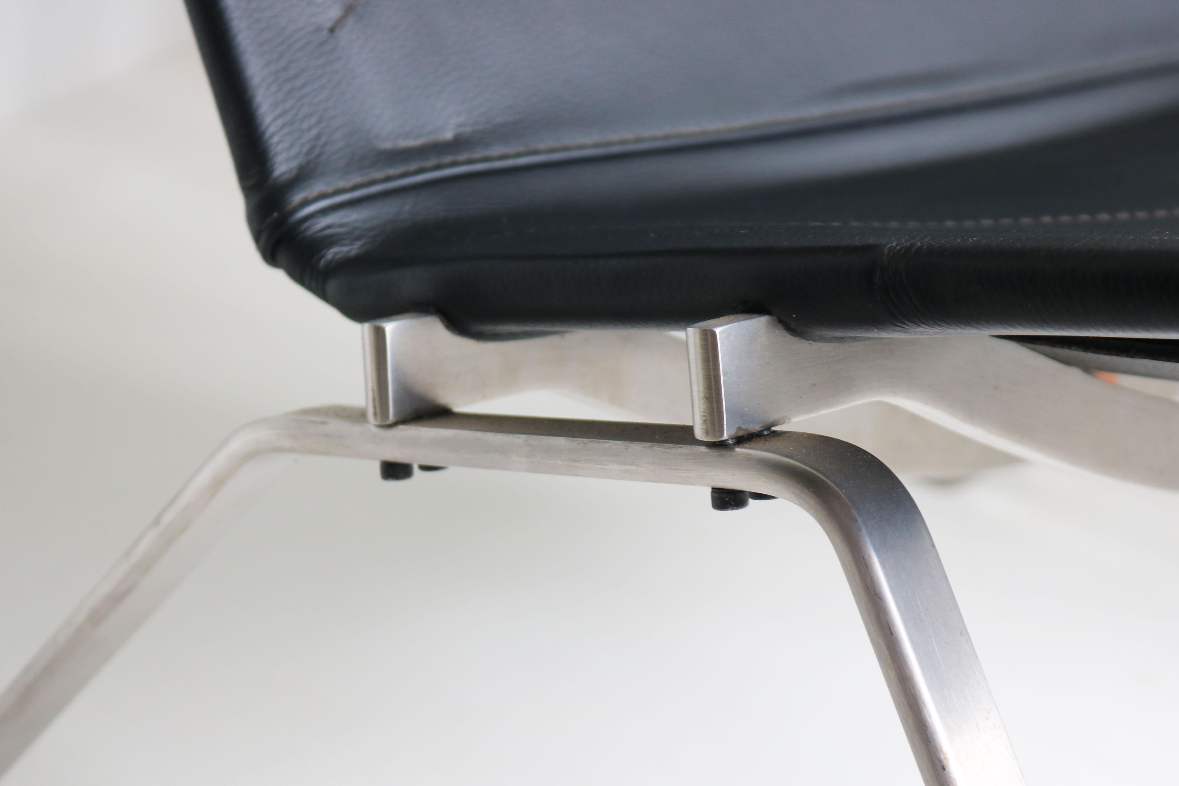Paar PK22 Loungesessel von Poul Kjaerholm für Fritz Hansen, schwarzes Leder im Angebot 9