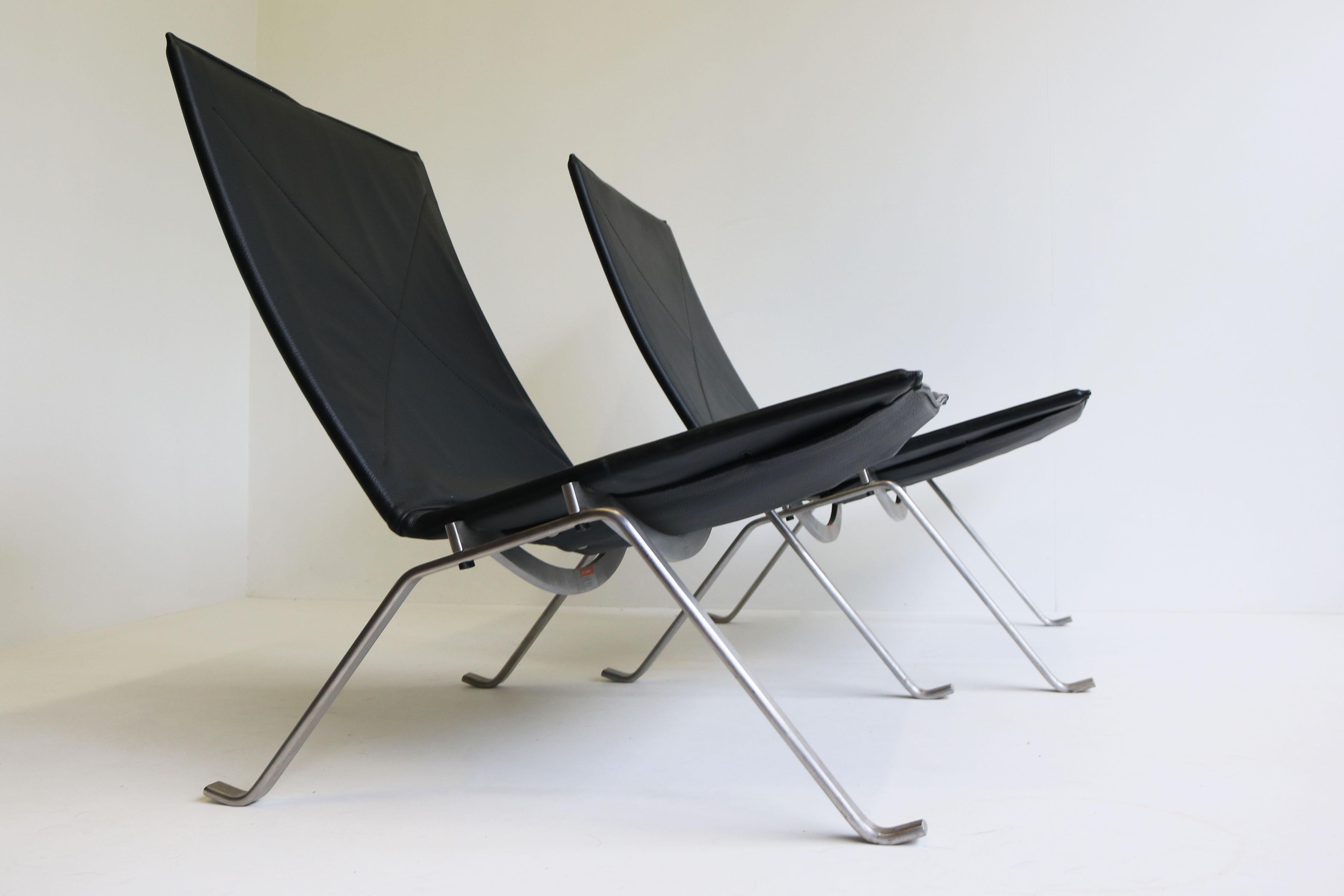 Paar PK22 Loungesessel von Poul Kjaerholm für Fritz Hansen, schwarzes Leder im Angebot 10