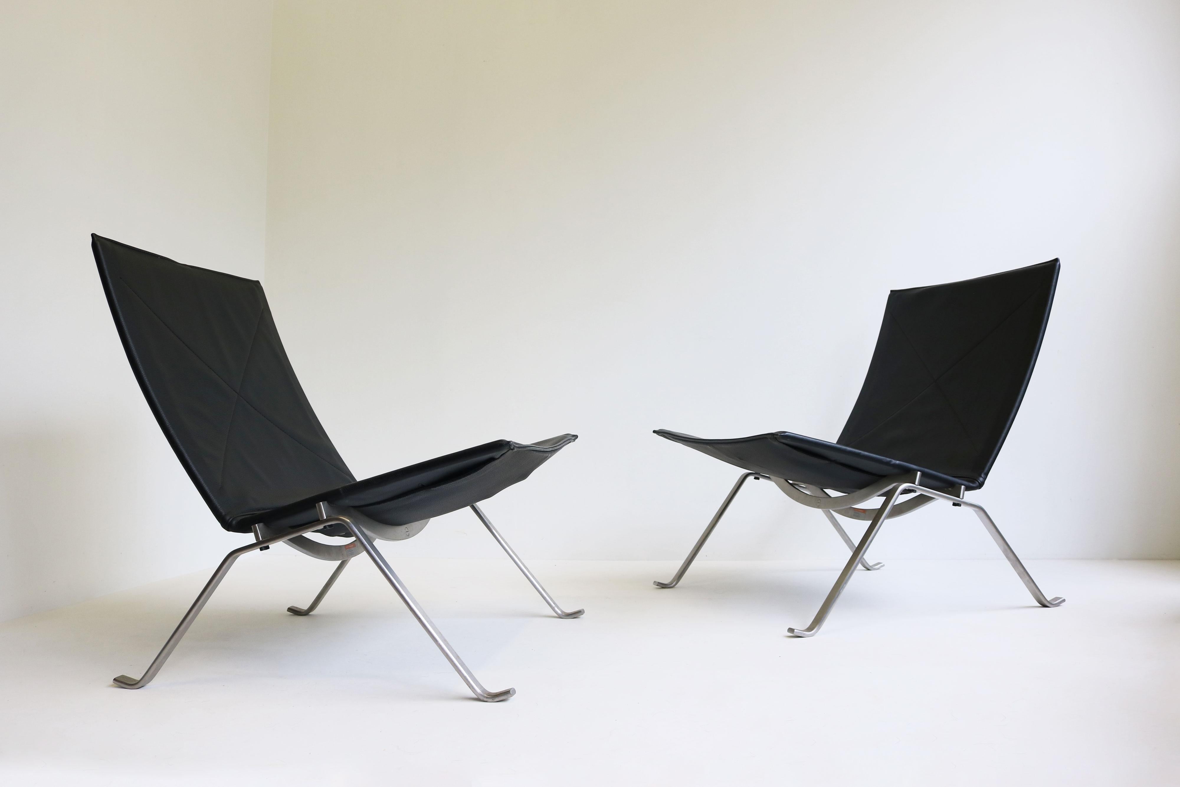 Erleben Sie die perfekte Mischung aus minimalistischer Schönheit und zeitloser Eleganz mit den Loungesesseln PK22, entworfen von Poul Kjaerholm für Fritz Hansen. Mit luxuriösem schwarzem Leder gepolstert und einem eleganten Gestell aus gebürstetem