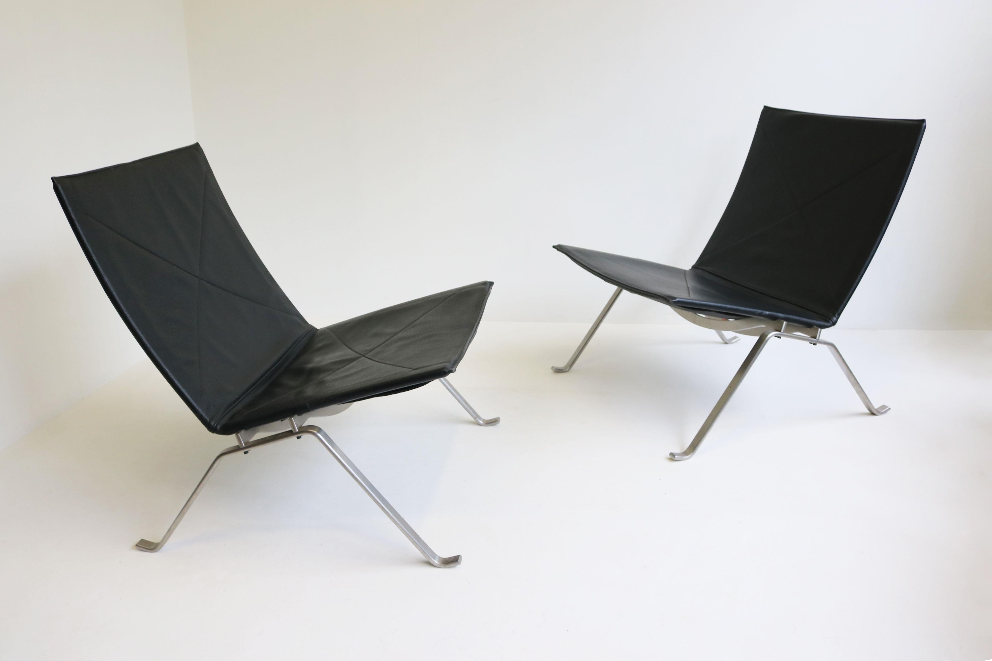 Paar PK22 Loungesessel von Poul Kjaerholm für Fritz Hansen, schwarzes Leder (Dänisch) im Angebot