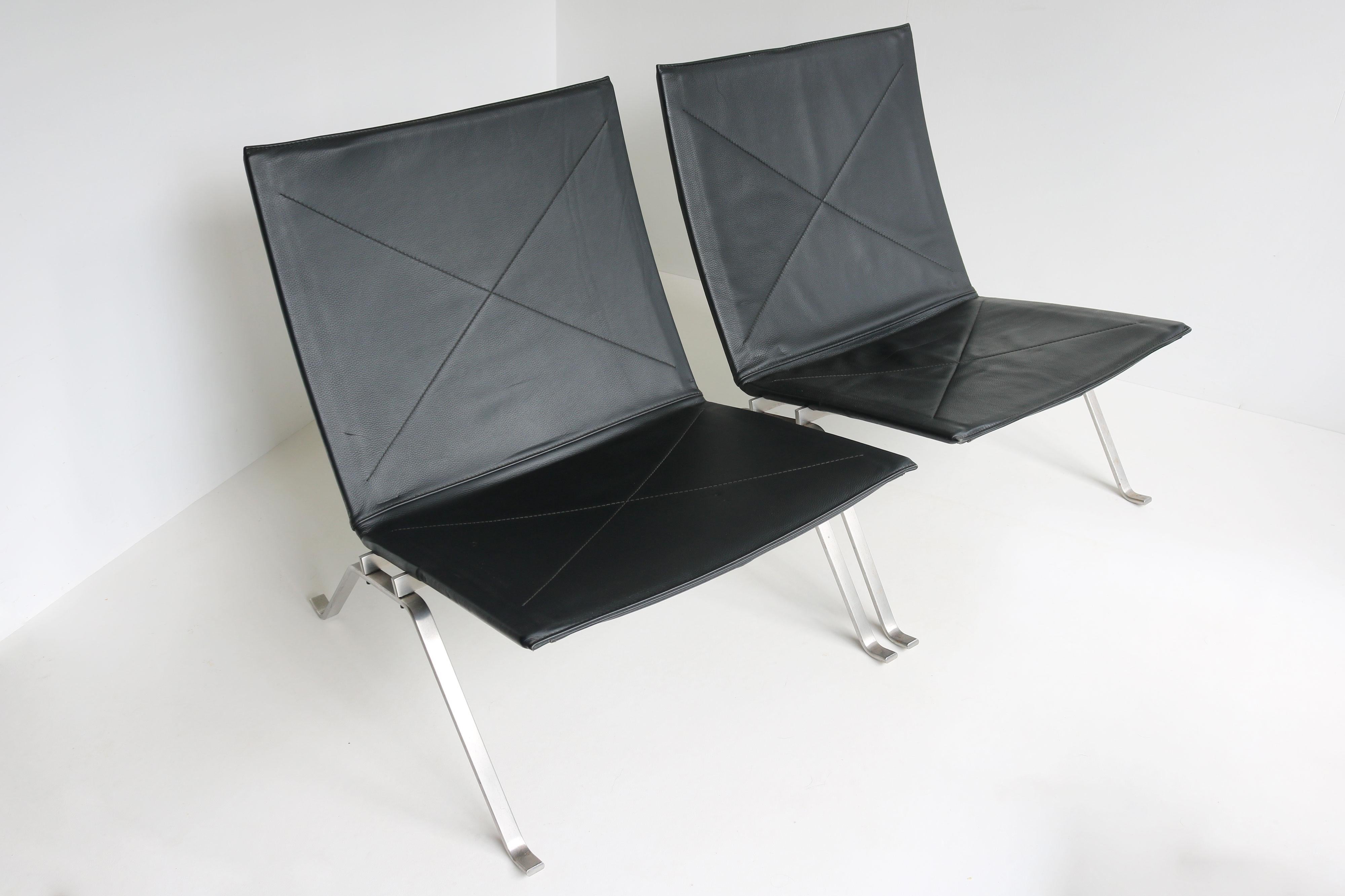 Paar PK22 Loungesessel von Poul Kjaerholm für Fritz Hansen, schwarzes Leder (Handgefertigt) im Angebot