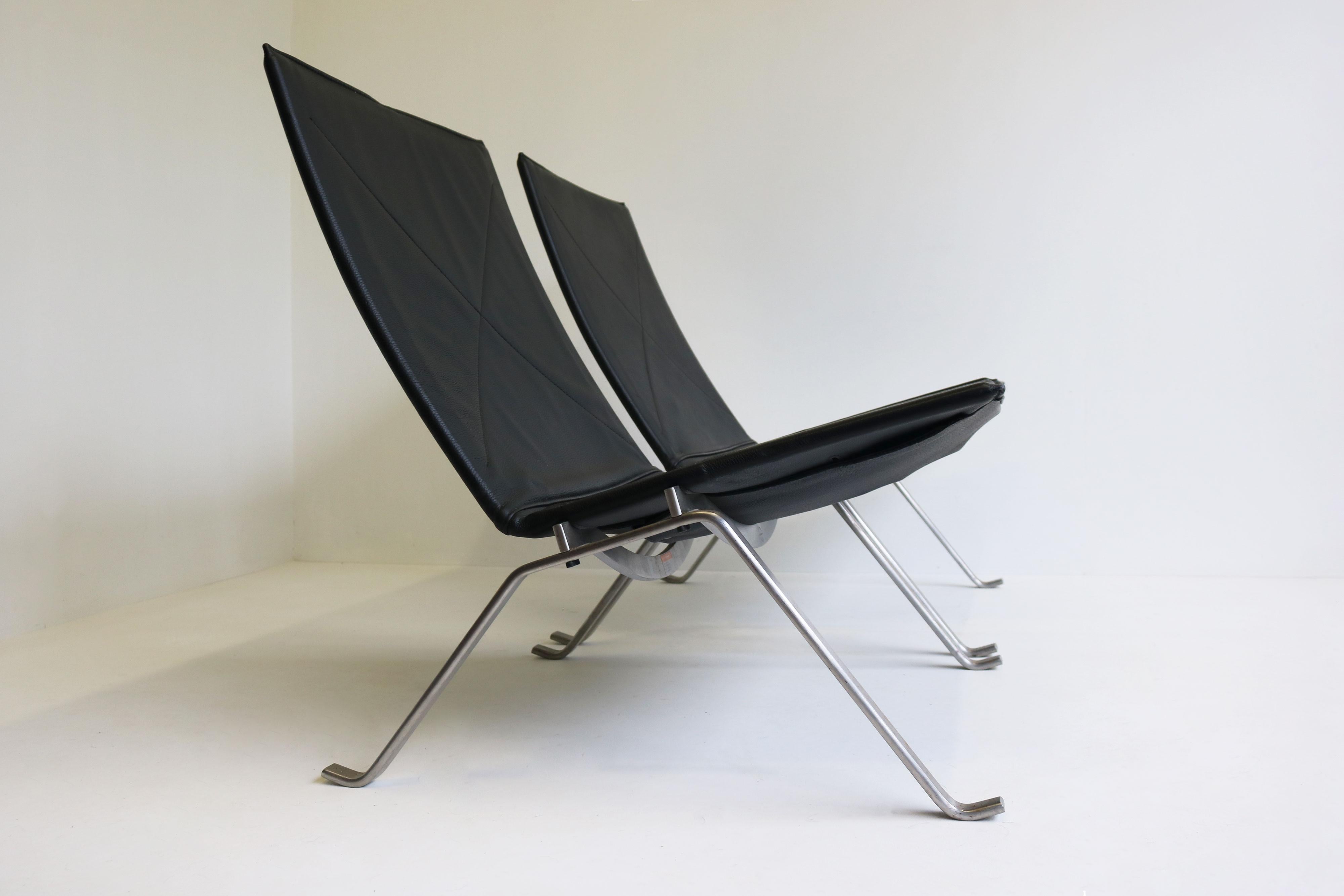 Paar PK22 Loungesessel von Poul Kjaerholm für Fritz Hansen, schwarzes Leder im Zustand „Gut“ im Angebot in Ijzendijke, NL